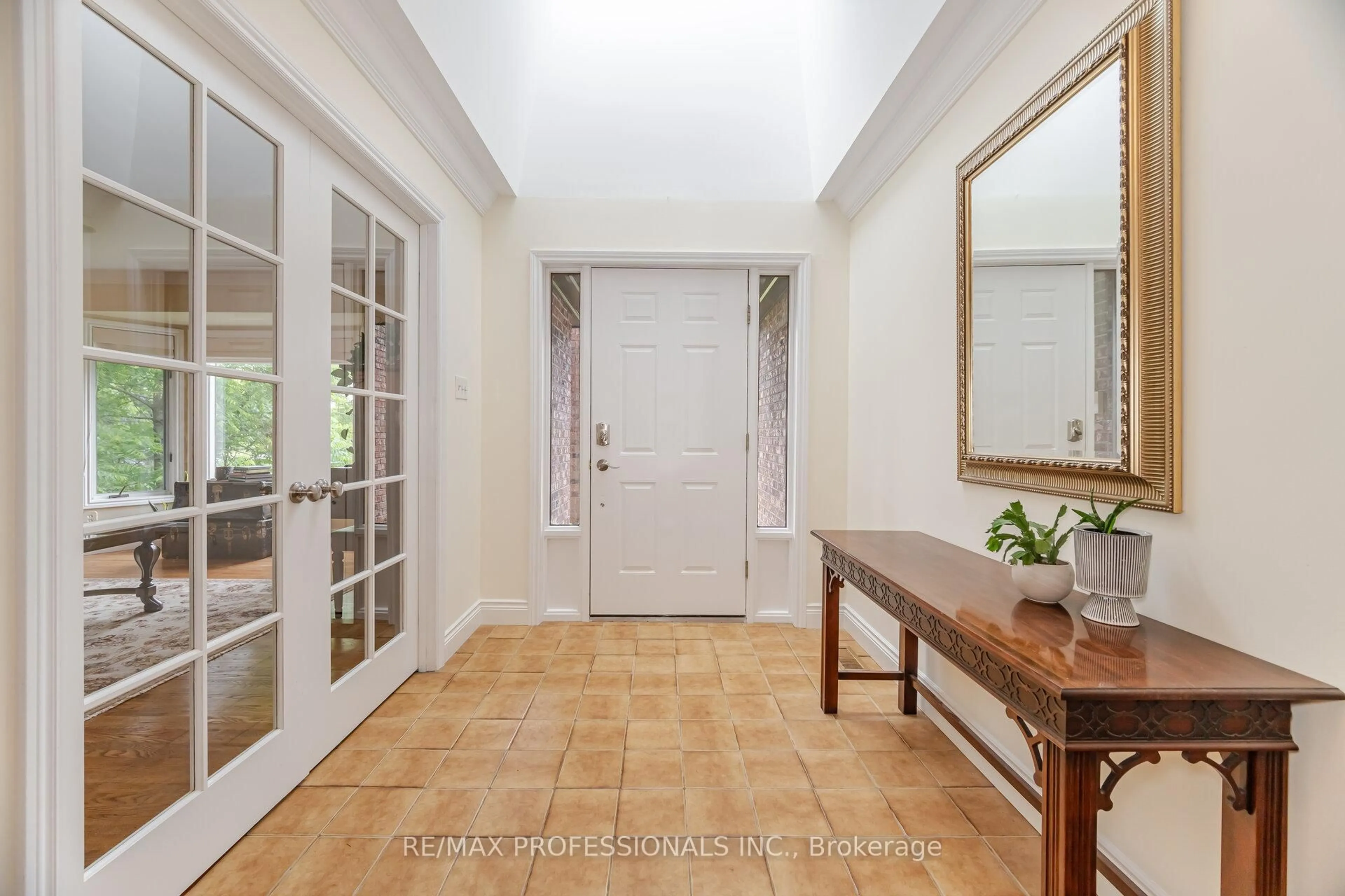Indoor entryway for 12130 Eighth Line, Halton Hills Ontario L7G 4S4