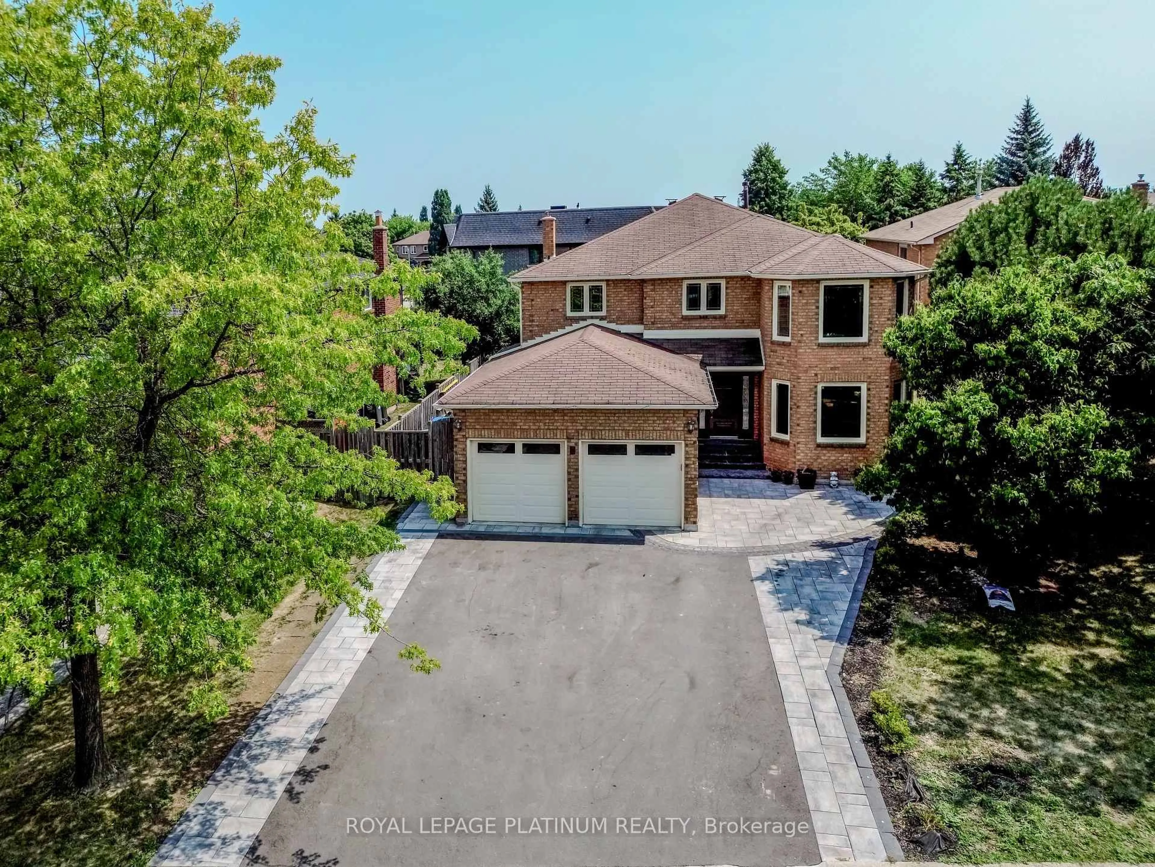 A pic from outside/outdoor area/front of a property/back of a property/a pic from drone, street for 4 Burwash Crt, Brampton Ontario L6Z 4M3