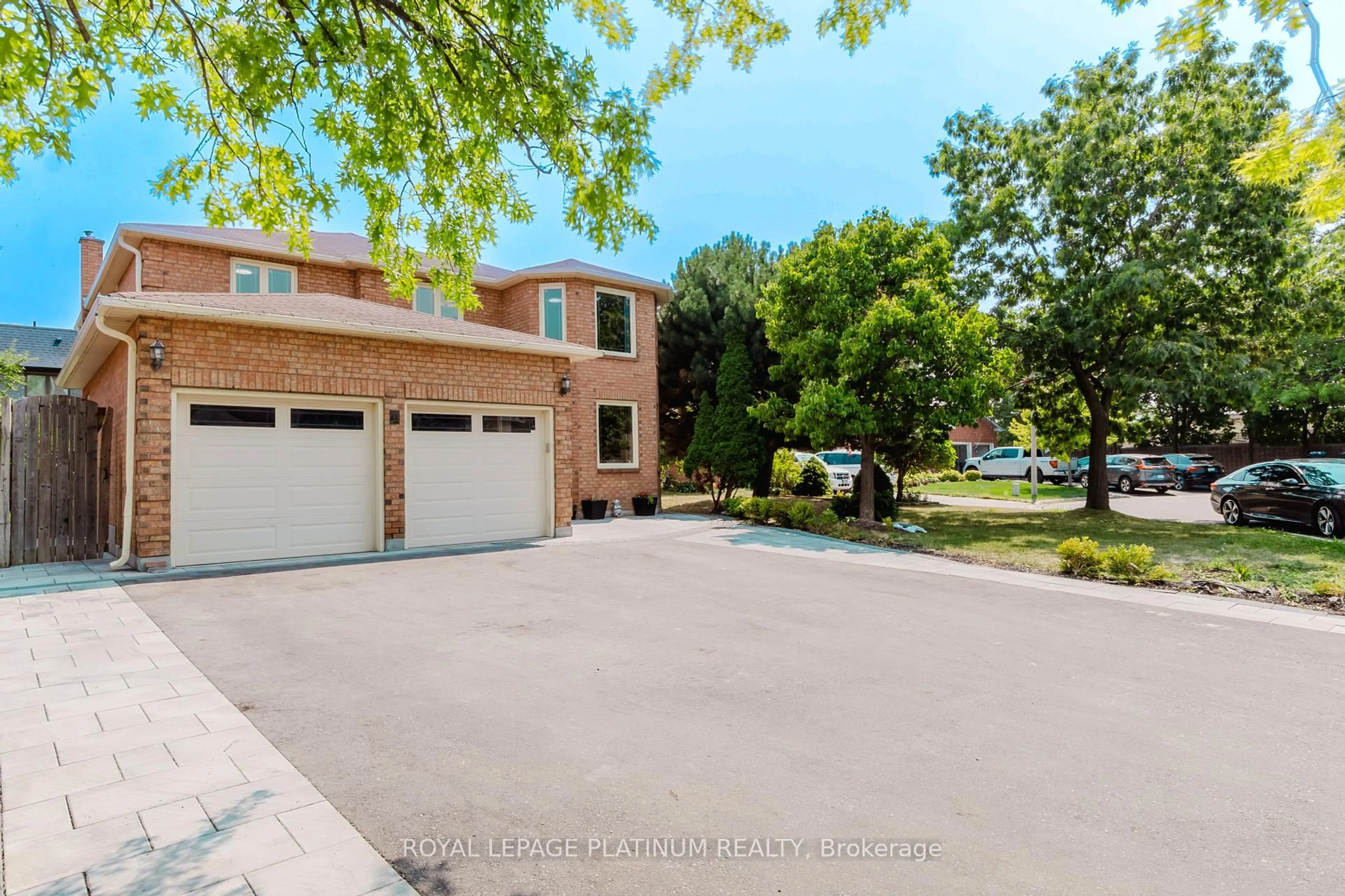 A pic from outside/outdoor area/front of a property/back of a property/a pic from drone, street for 4 Burwash Crt, Brampton Ontario L6Z 4M3