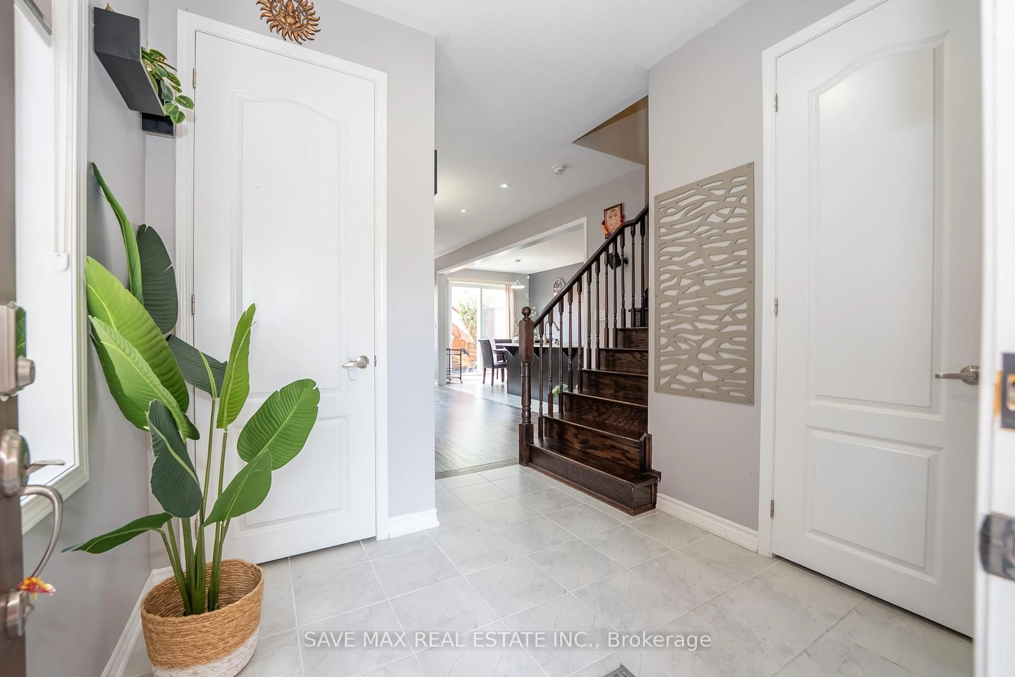 Indoor entryway for 30 Polstar Rd, Brampton Ontario L7A 0G2
