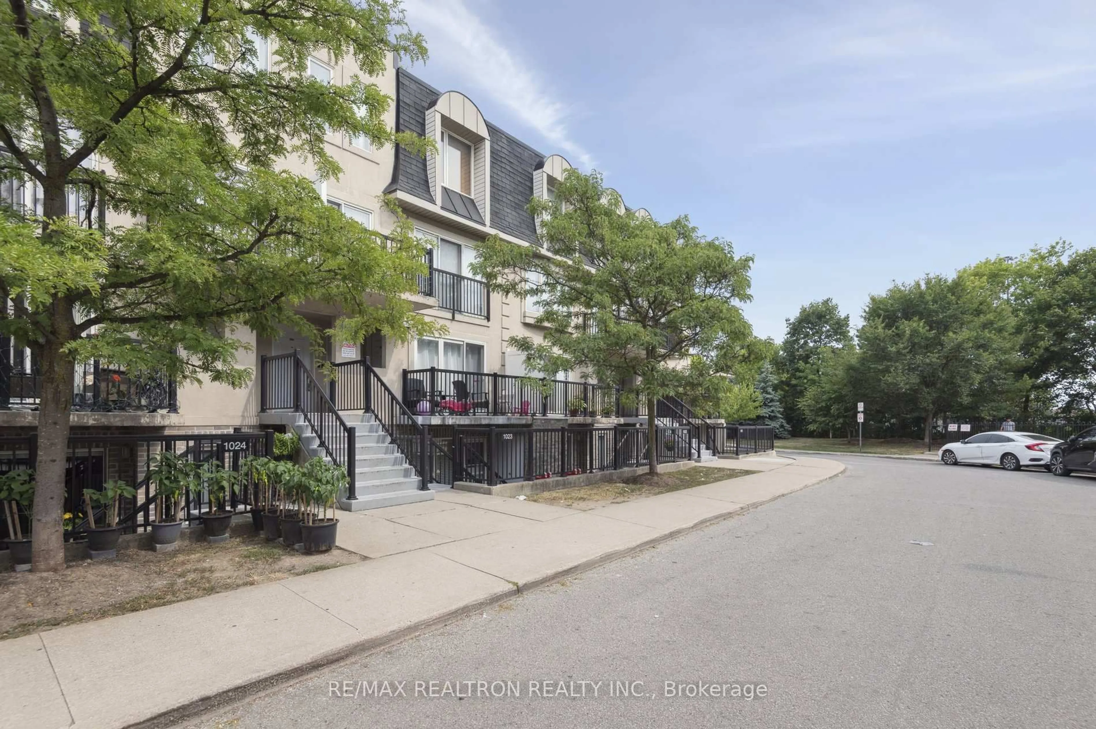 A pic from outside/outdoor area/front of a property/back of a property/a pic from drone, street for 60 George Appleton Way #2070, Toronto Ontario M3M 0A2