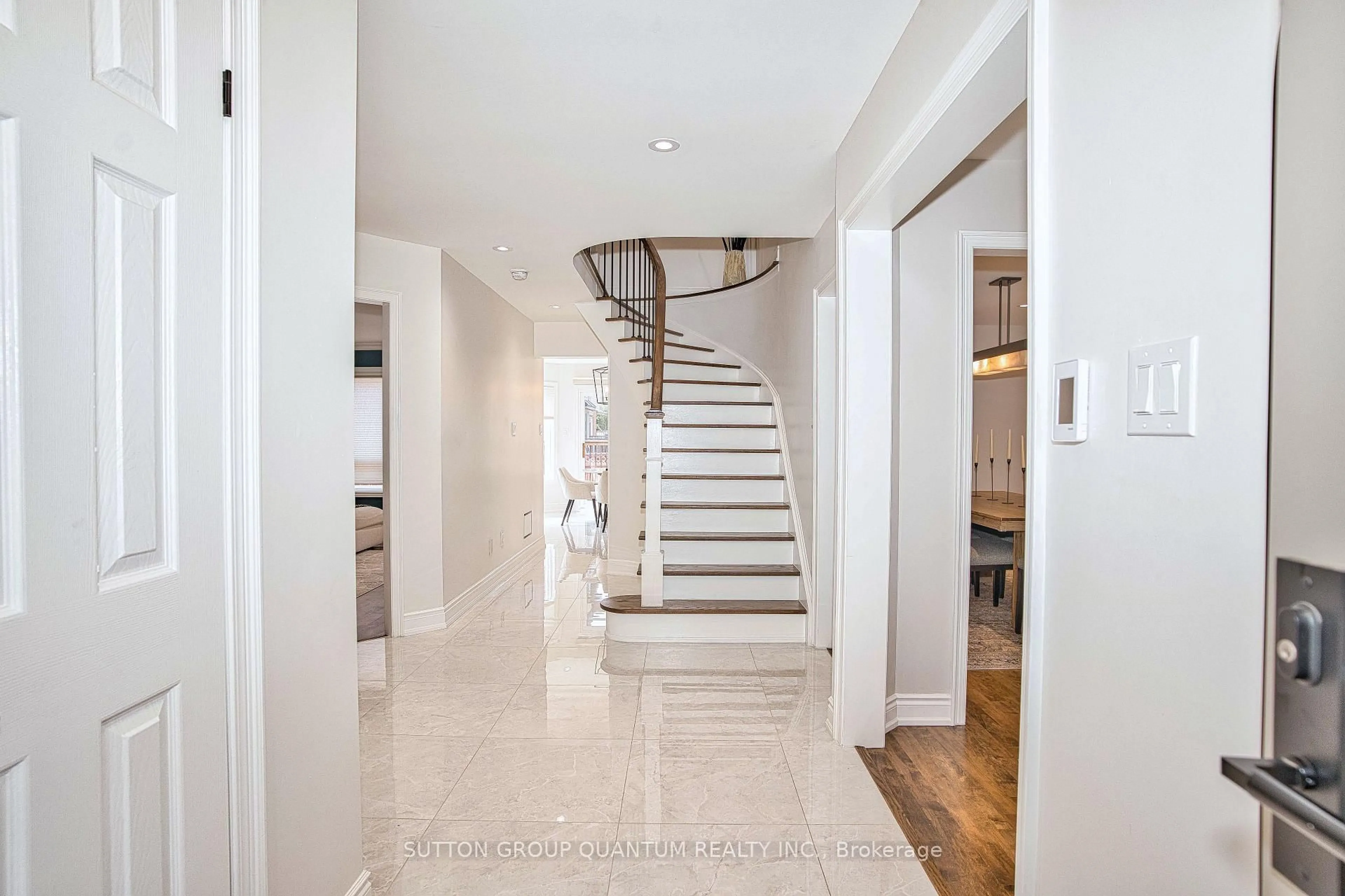 Indoor foyer for 6600 Lisgar Dr, Mississauga Ontario L5N 6W1