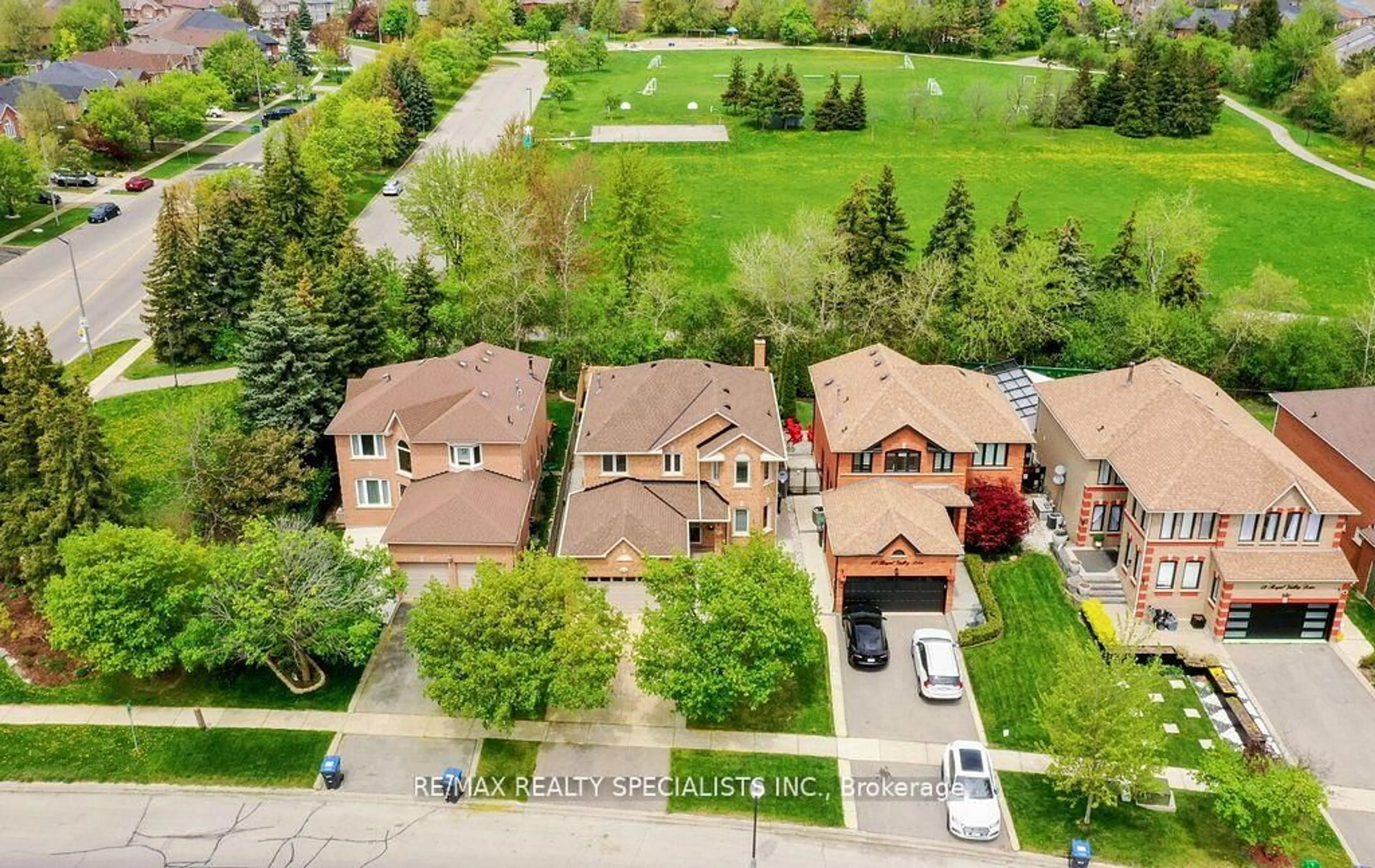 A pic from outside/outdoor area/front of a property/back of a property/a pic from drone, street for 8 Royal Valley Dr, Caledon Ontario L7C 1B4
