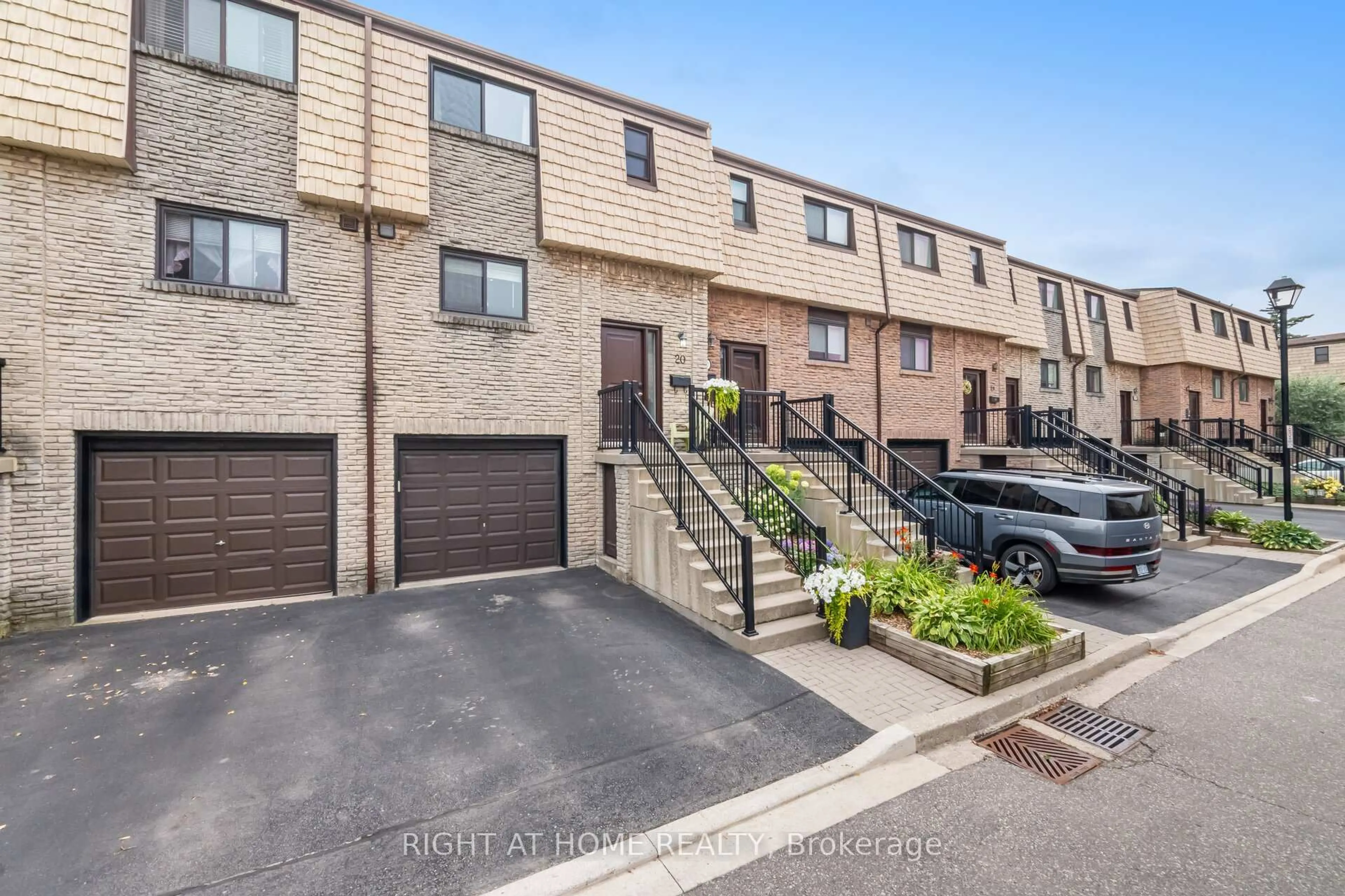 A pic from outside/outdoor area/front of a property/back of a property/a pic from drone, street for 1520 Sixth Line #20, Oakville Ontario L6H 2P2