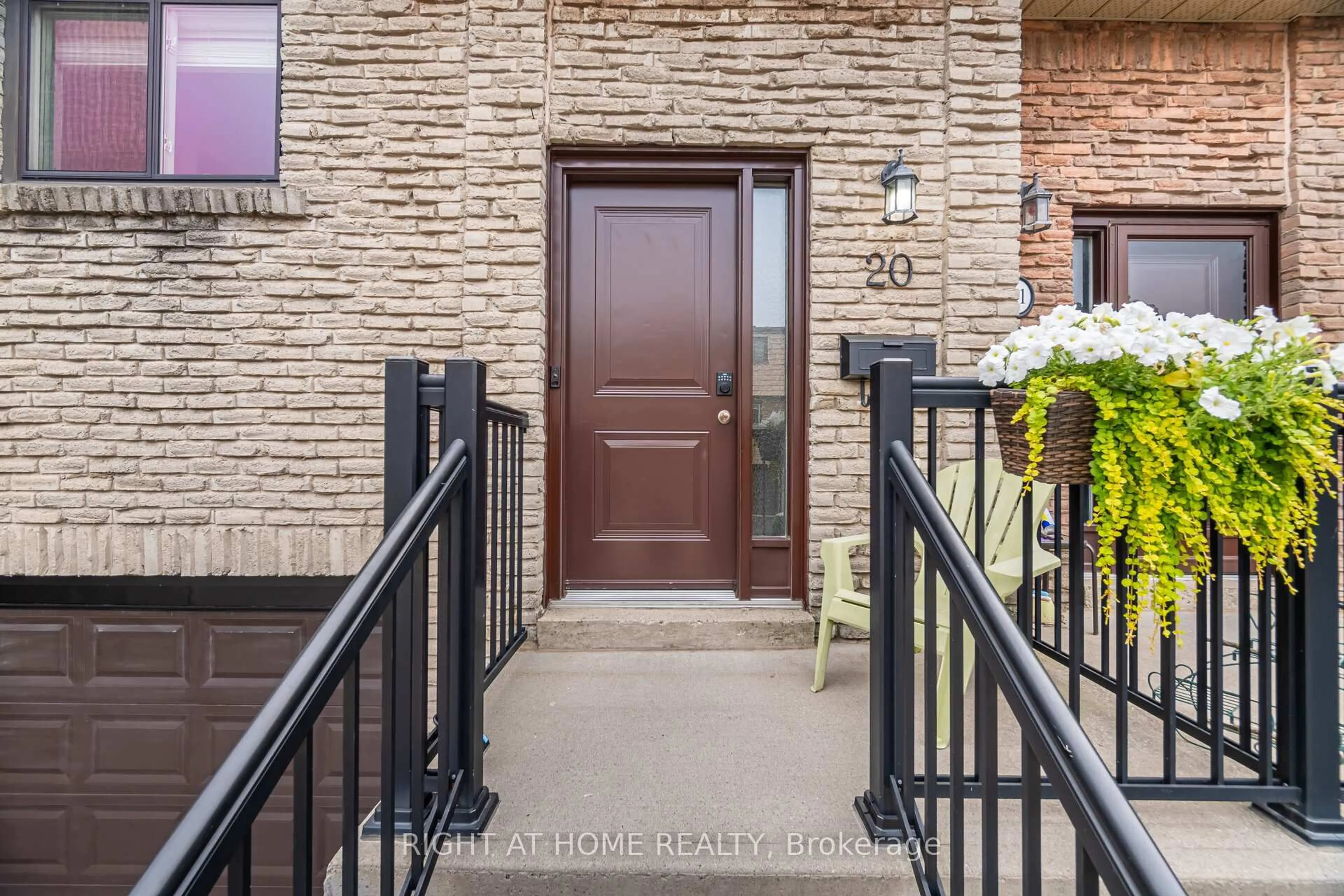 Indoor entryway for 1520 Sixth Line #20, Oakville Ontario L6H 2P2