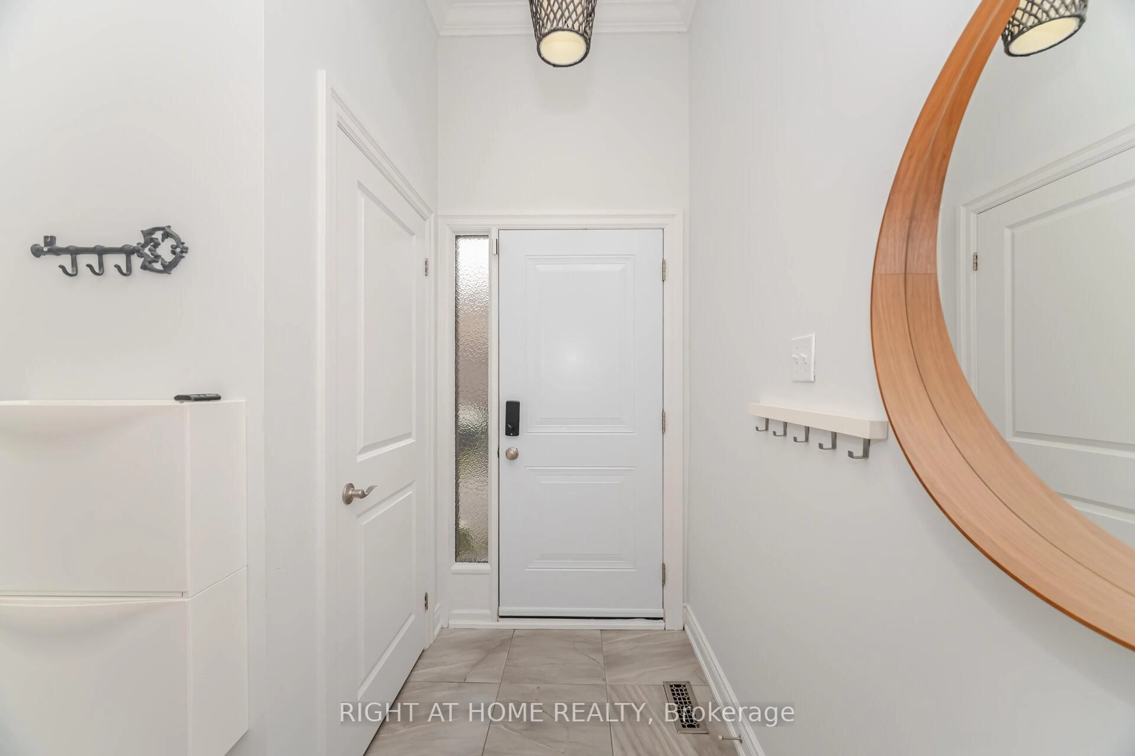 Indoor entryway for 1520 Sixth Line #20, Oakville Ontario L6H 2P2