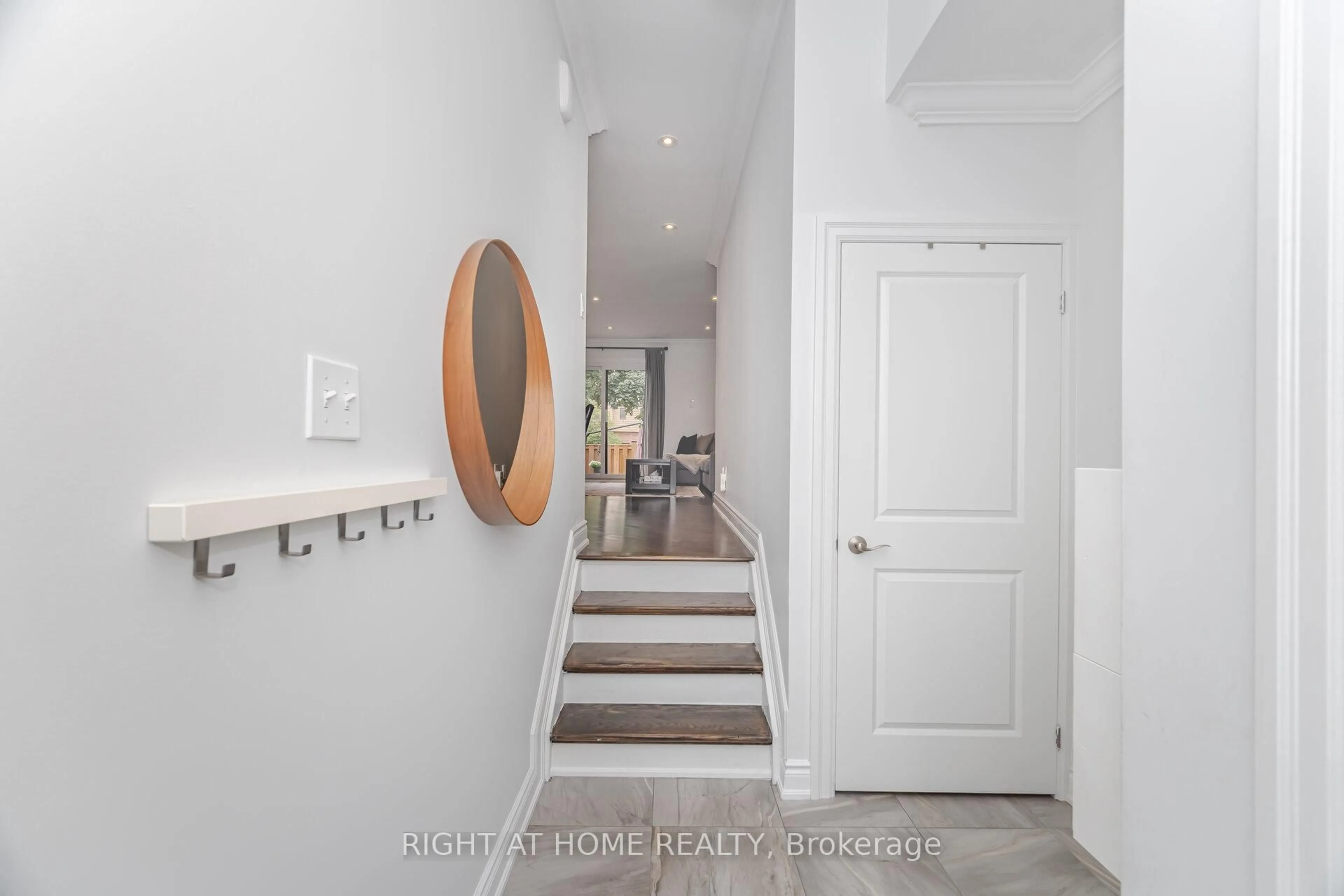 Indoor entryway for 1520 Sixth Line #20, Oakville Ontario L6H 2P2