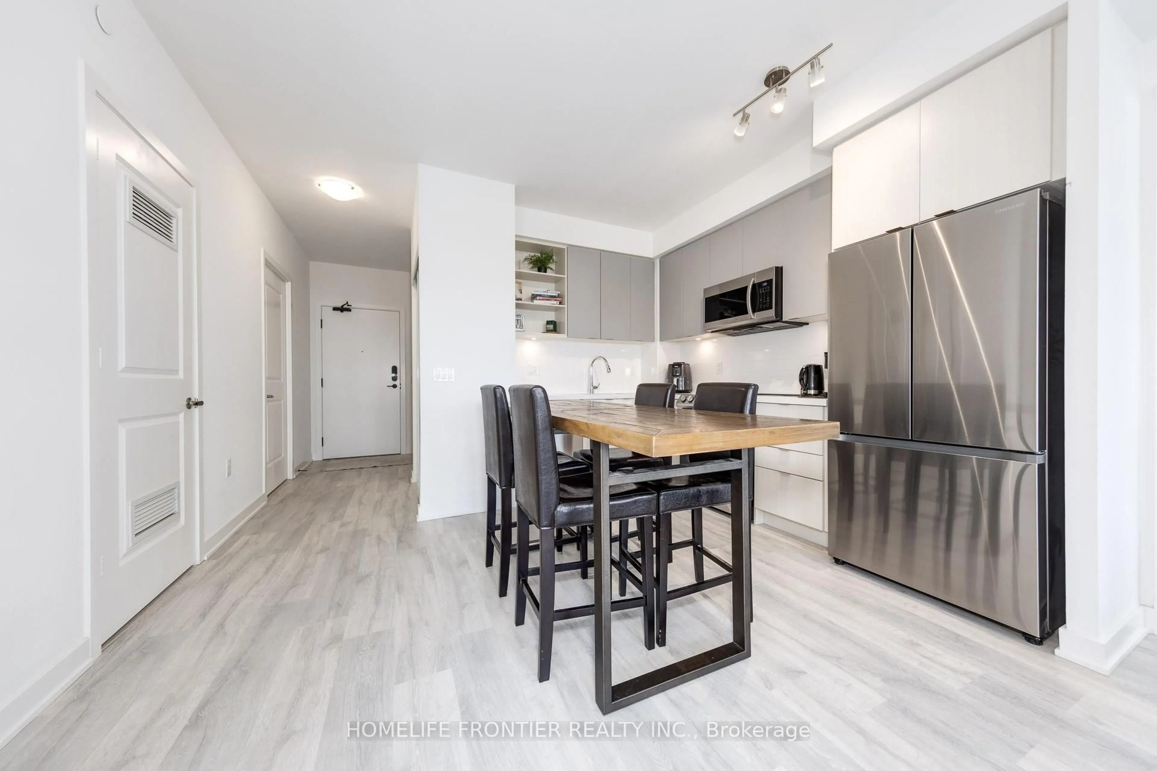 Open concept kitchen, unknown for 4655 Metcalfe Ave #406, Mississauga Ontario L5M 0Z7