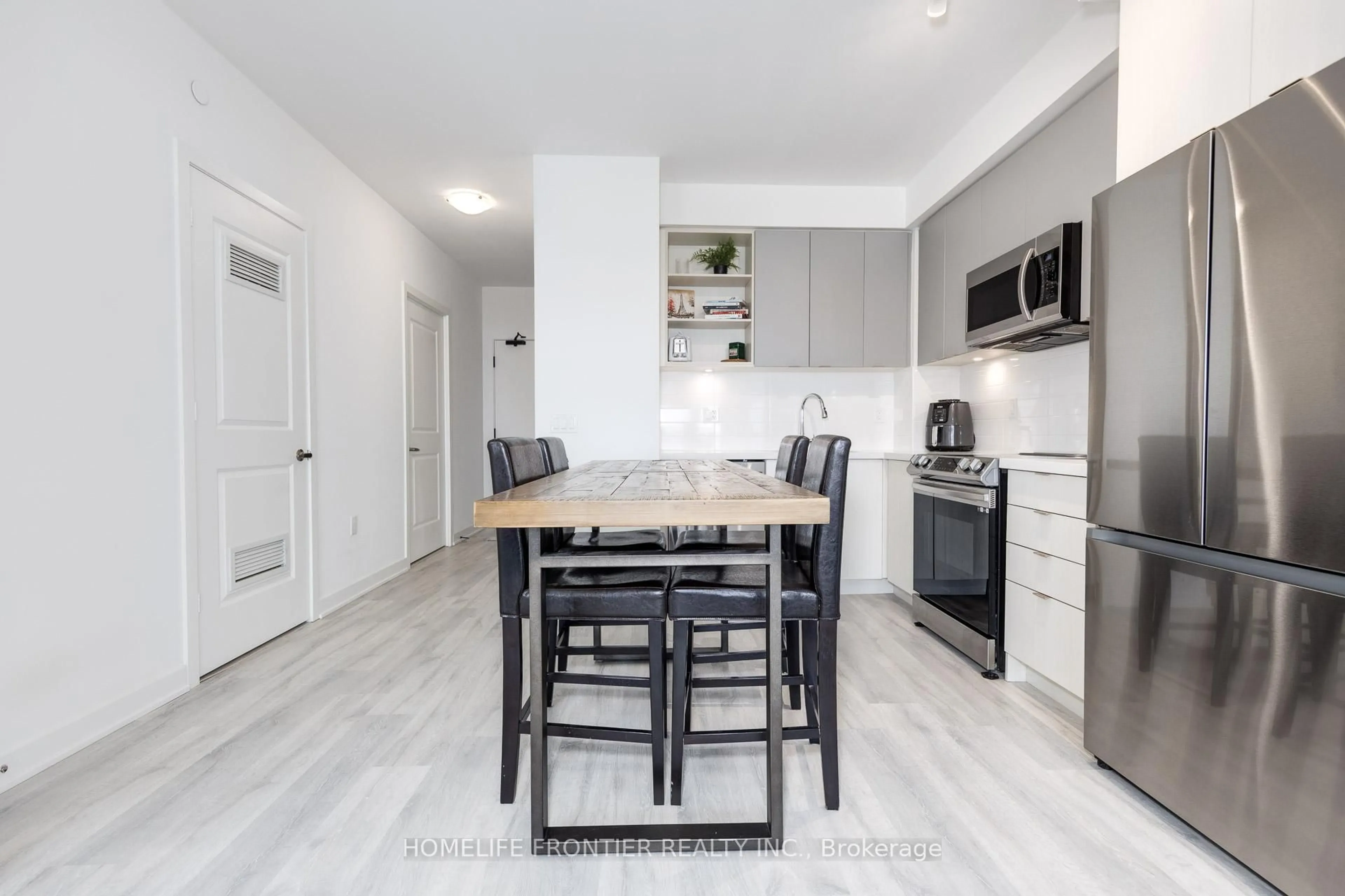 Open concept kitchen, unknown for 4655 Metcalfe Ave #406, Mississauga Ontario L5M 0Z7