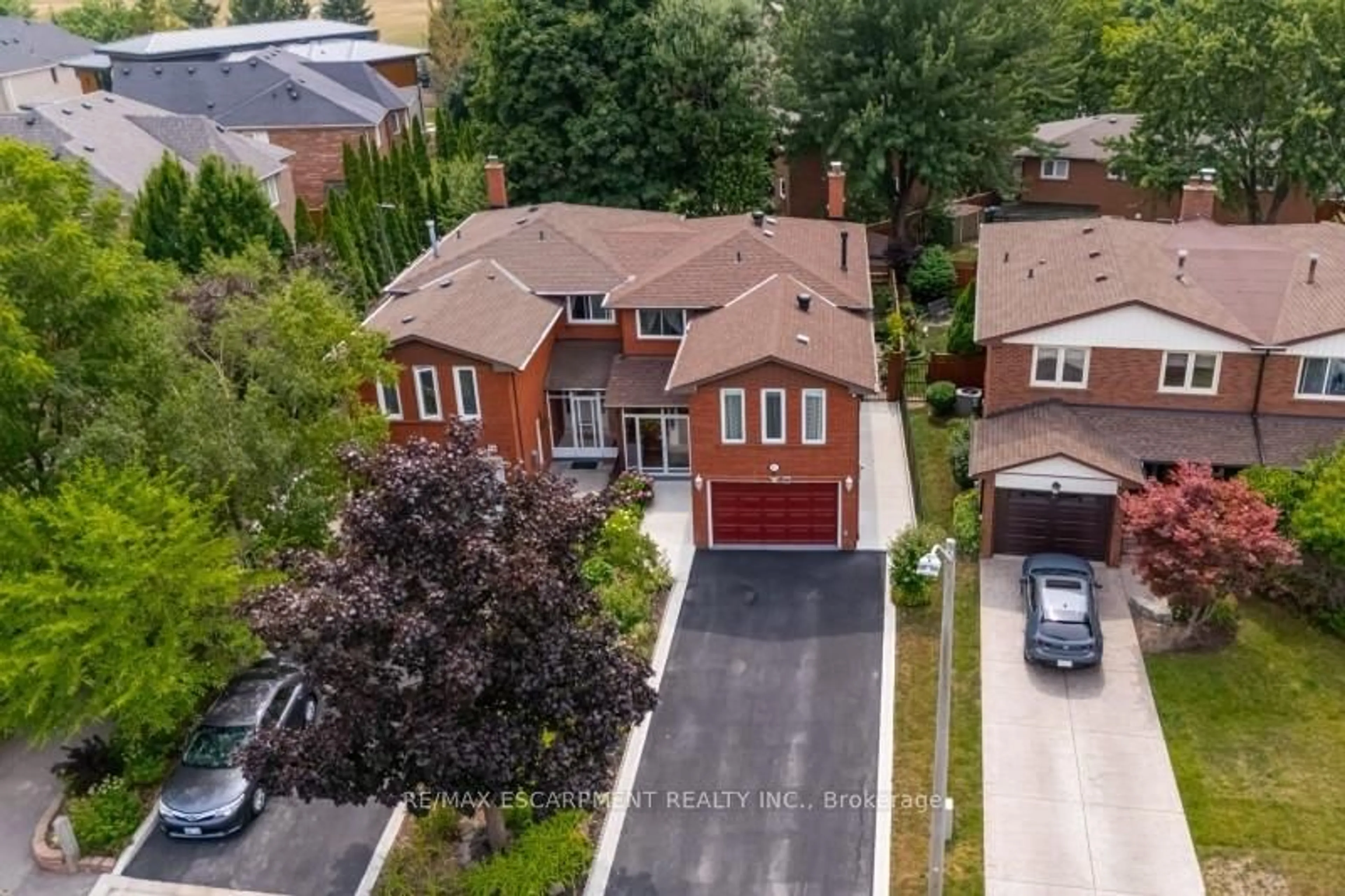 A pic from outside/outdoor area/front of a property/back of a property/a pic from drone, street for 94 Bremen Lane, Mississauga Ontario L5M 2N5