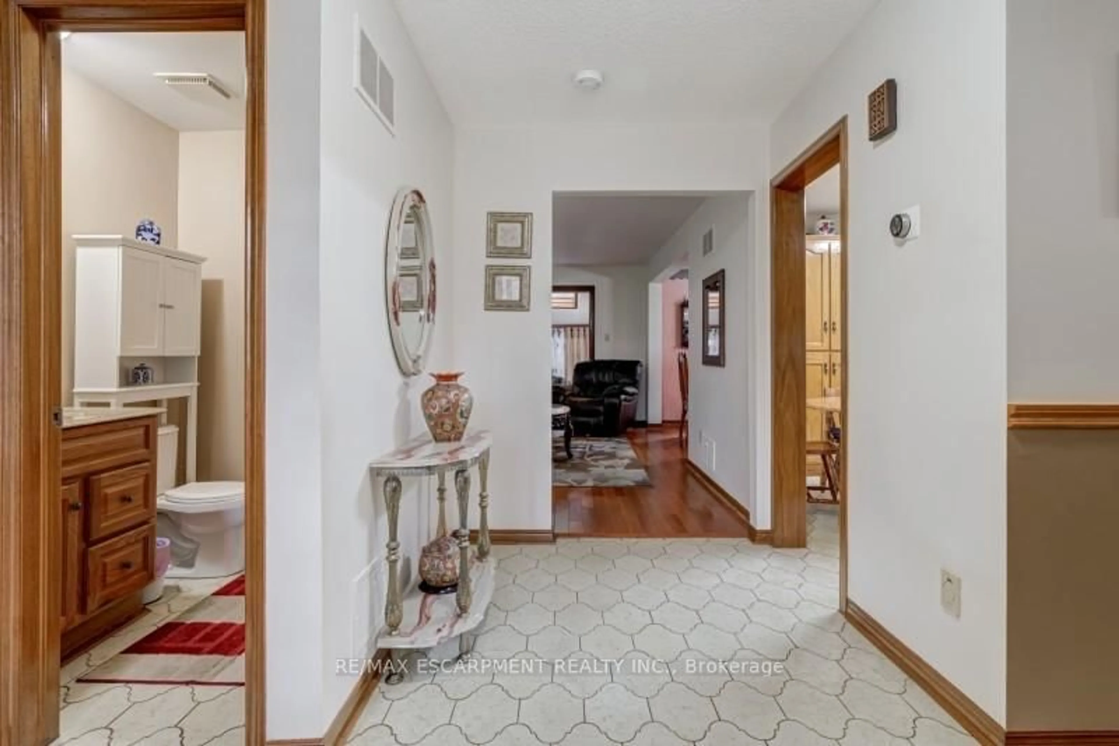 Indoor foyer for 94 Bremen Lane, Mississauga Ontario L5M 2N5