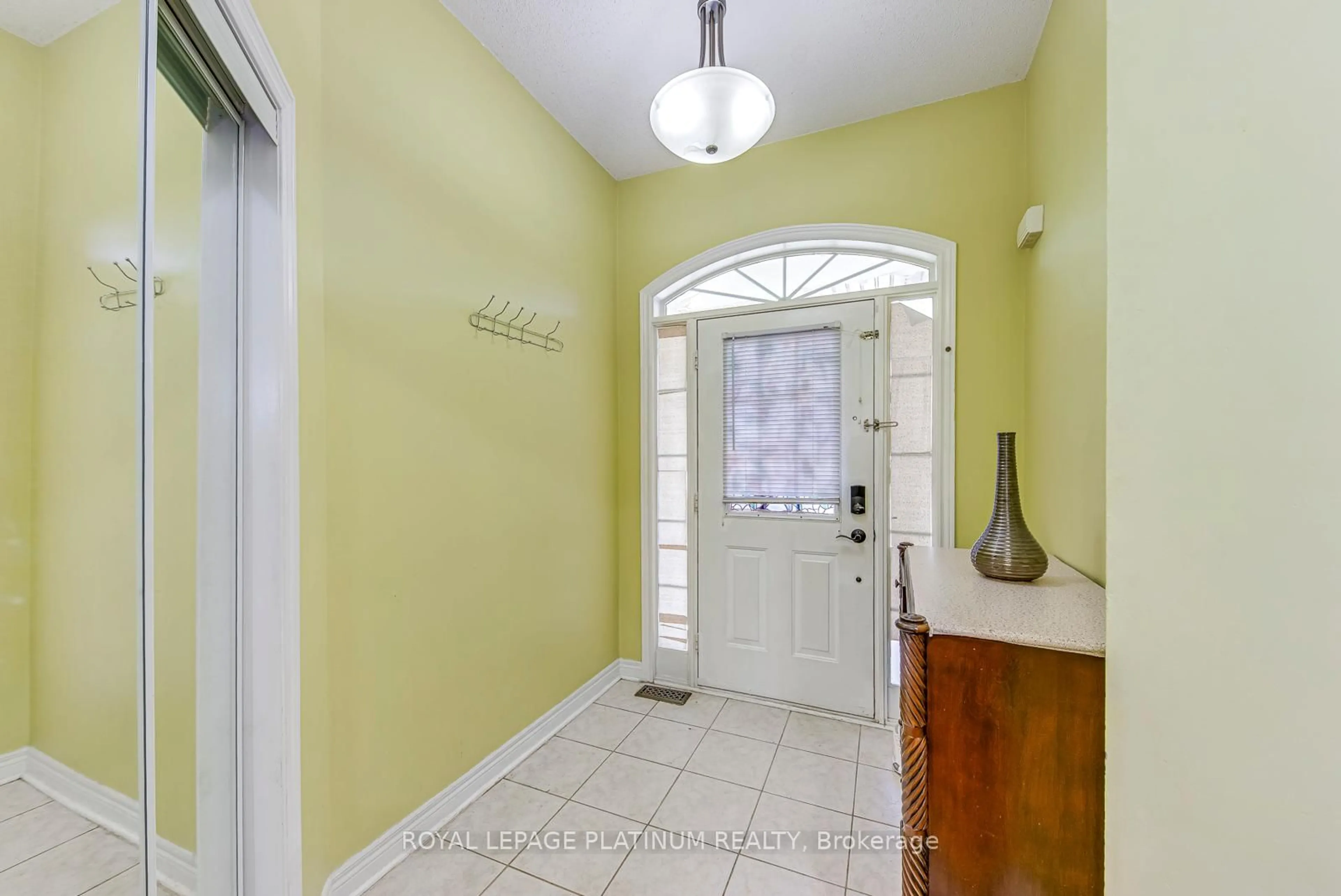 Indoor entryway for 5644 Longboat Ave, Mississauga Ontario L5M 7E8