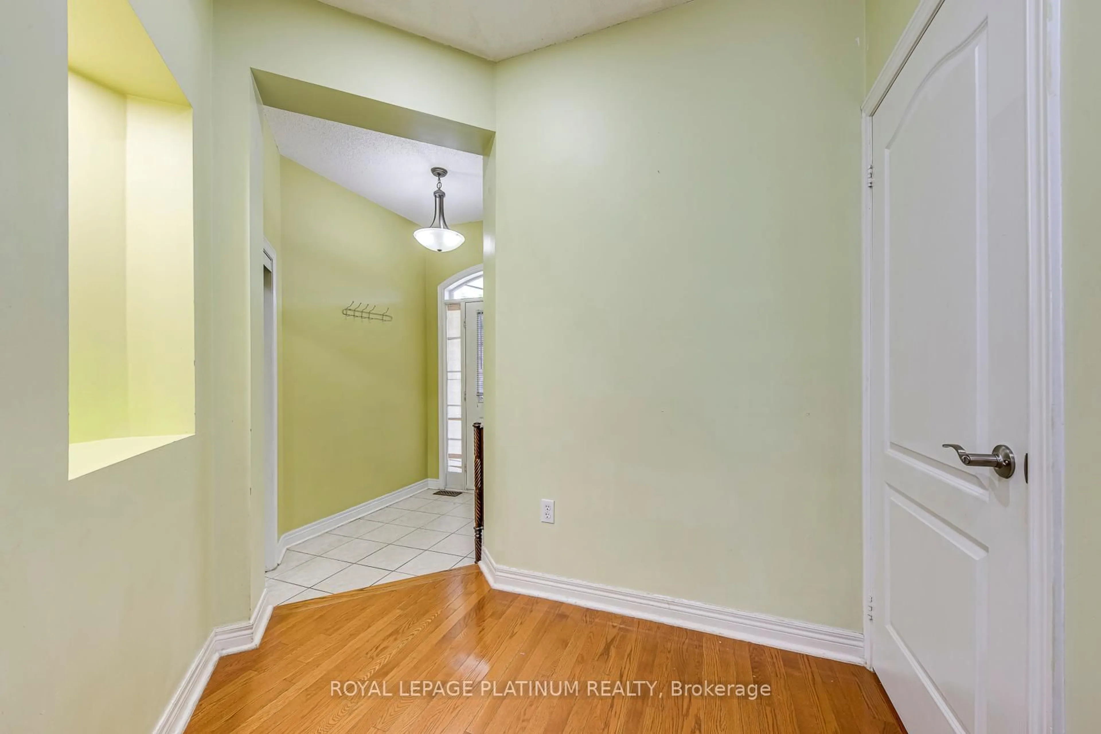 Indoor entryway for 5644 Longboat Ave, Mississauga Ontario L5M 7E8