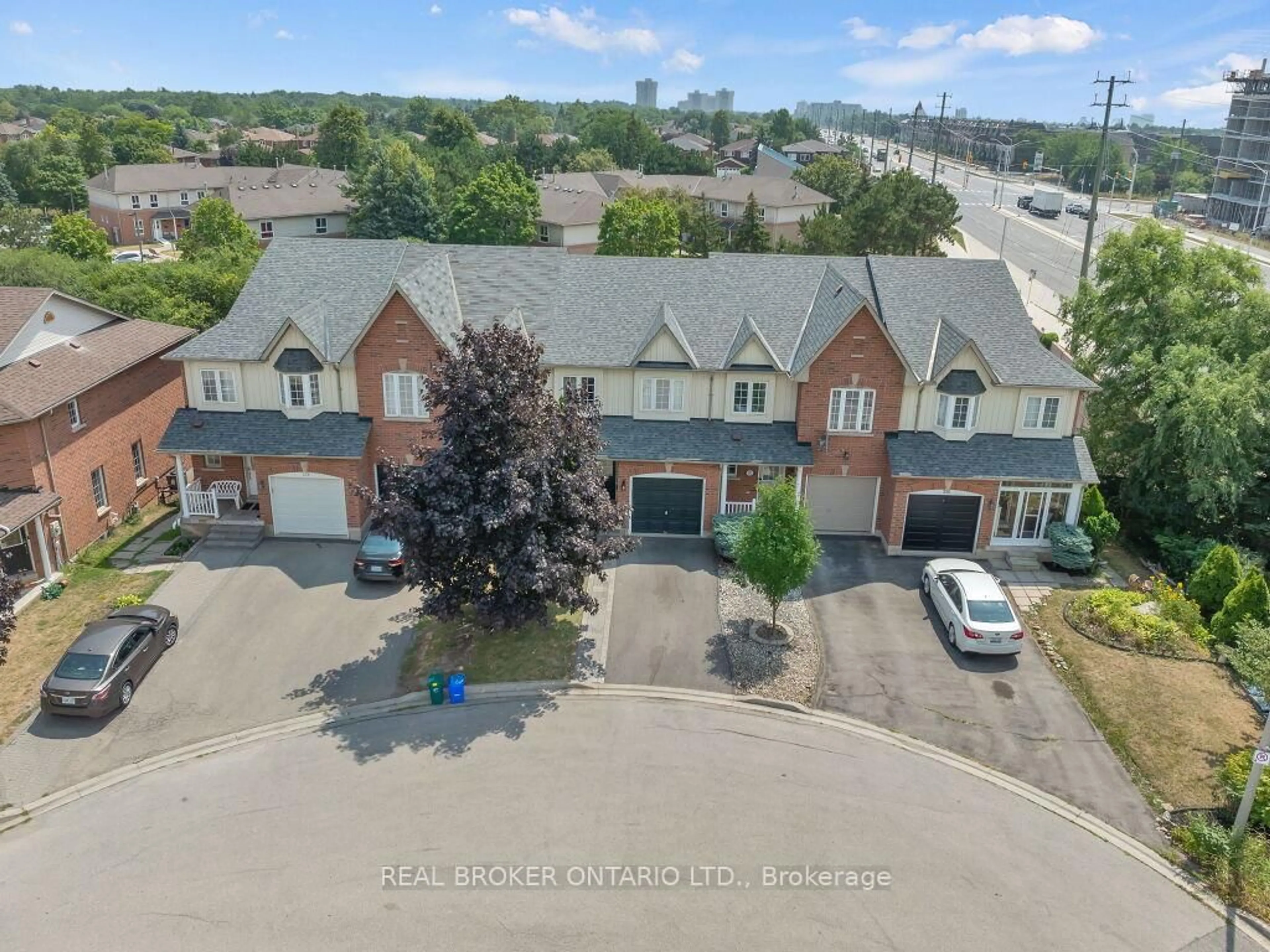 A pic from outside/outdoor area/front of a property/back of a property/a pic from drone, unknown for 332 Riverstone Dr, Oakville Ontario L6H 7M3