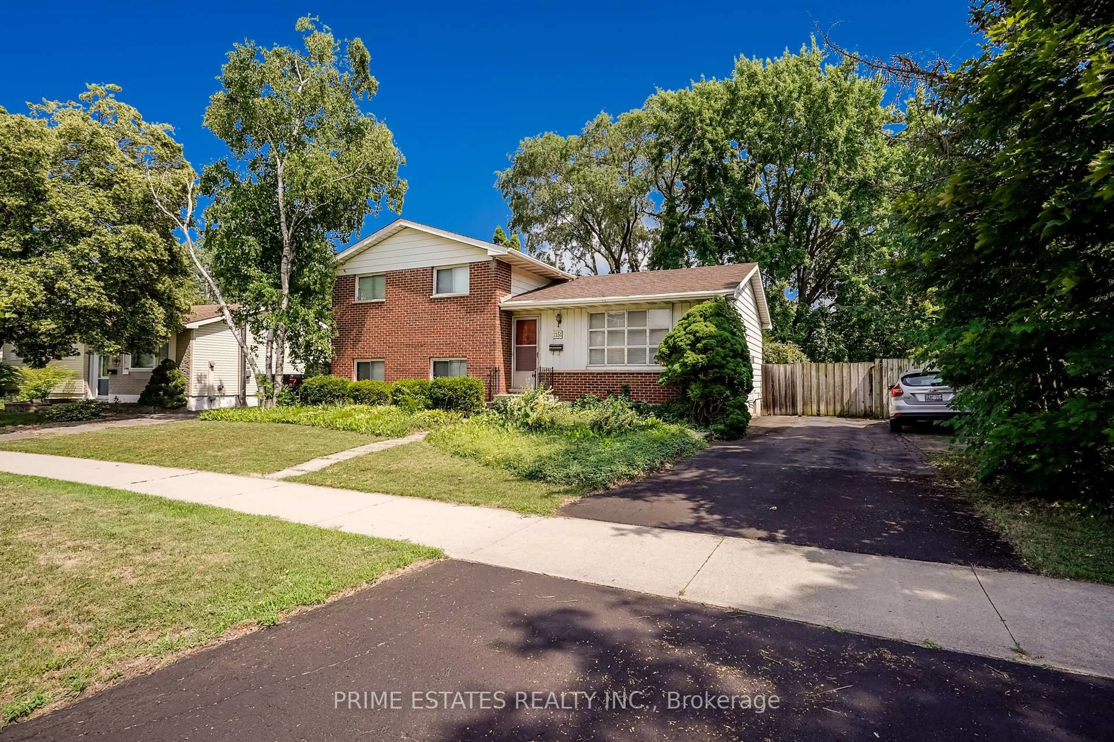 A pic from outside/outdoor area/front of a property/back of a property/a pic from drone, street for 2151 Falmouth Terr, Burlington Ontario L7P 1Y3