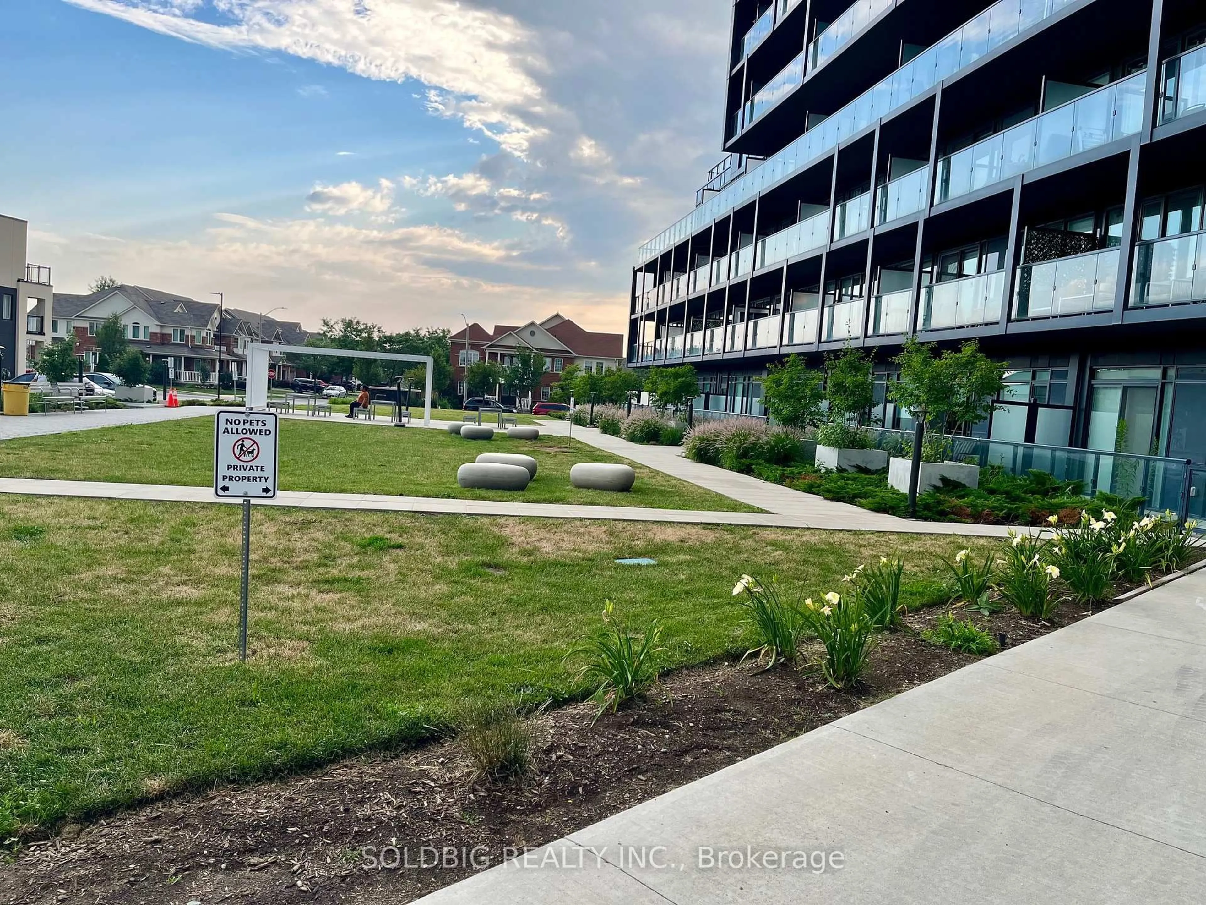 A pic from outside/outdoor area/front of a property/back of a property/a pic from drone, unknown for 3210 Dakota Common #A612, Burlington Ontario L7M 2A8