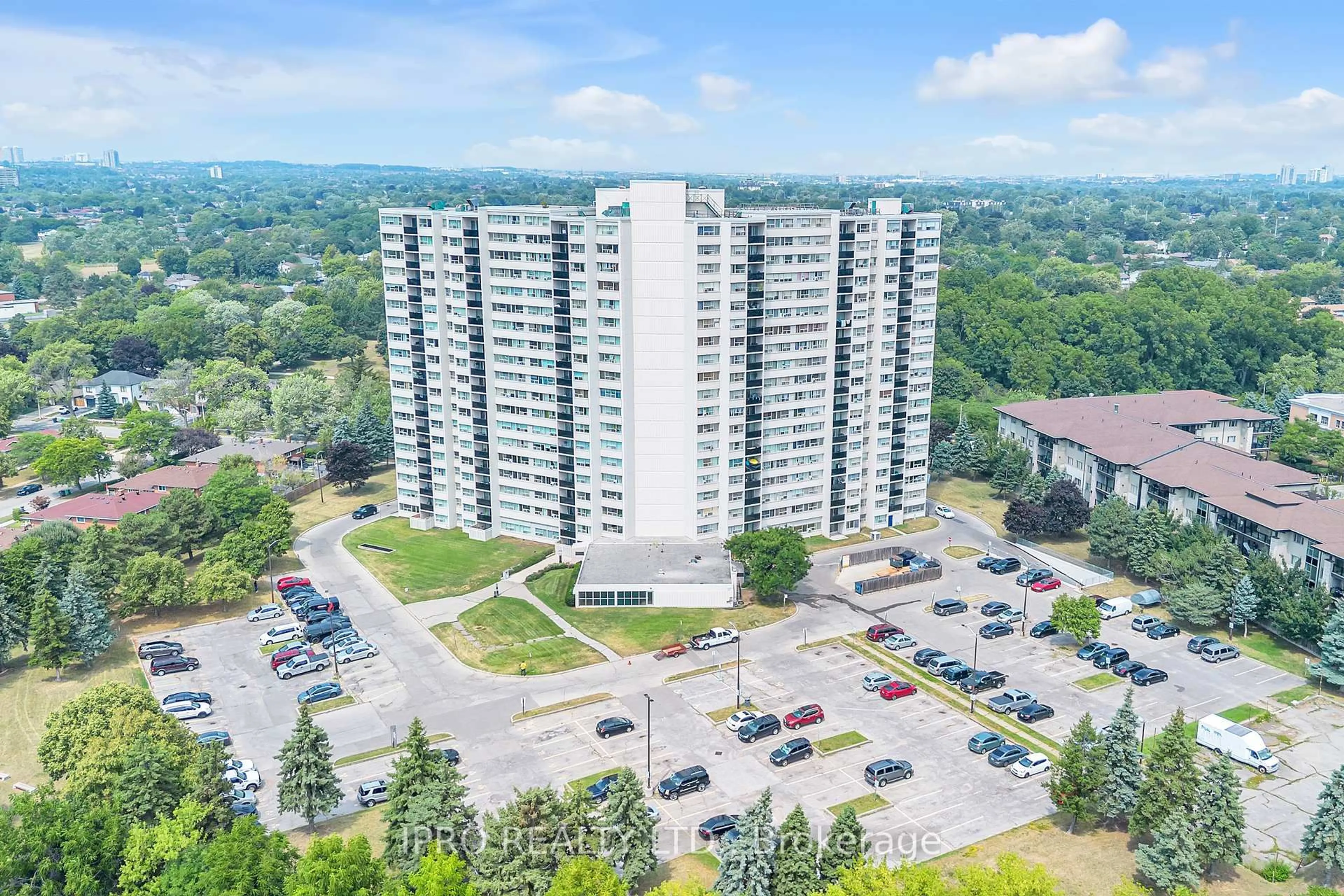 A pic from outside/outdoor area/front of a property/back of a property/a pic from drone, unknown for 530 Lolita Gdns #1212, Mississauga Ontario L5A 3T2