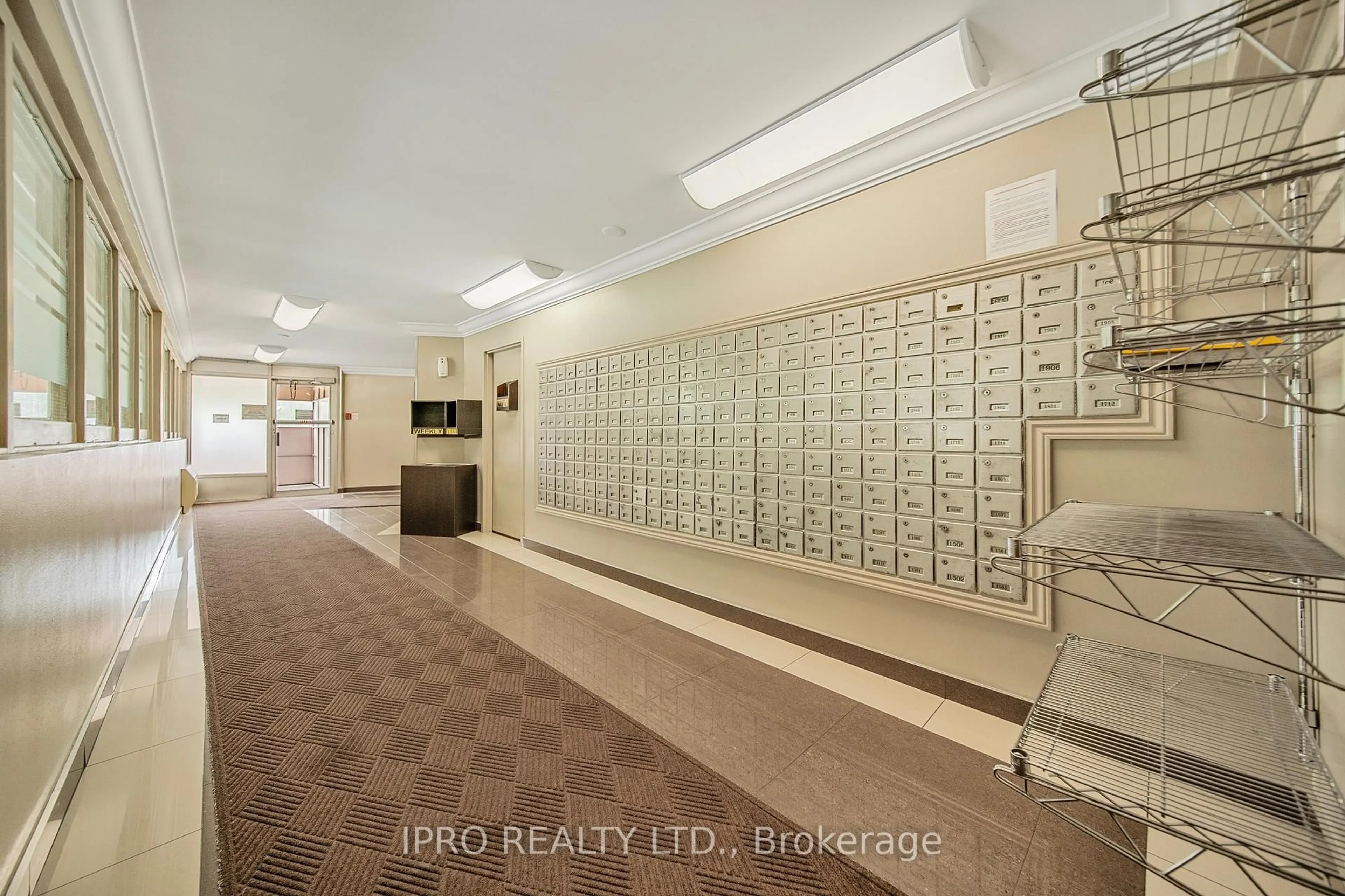 Indoor foyer for 530 Lolita Gdns #1212, Mississauga Ontario L5A 3T2