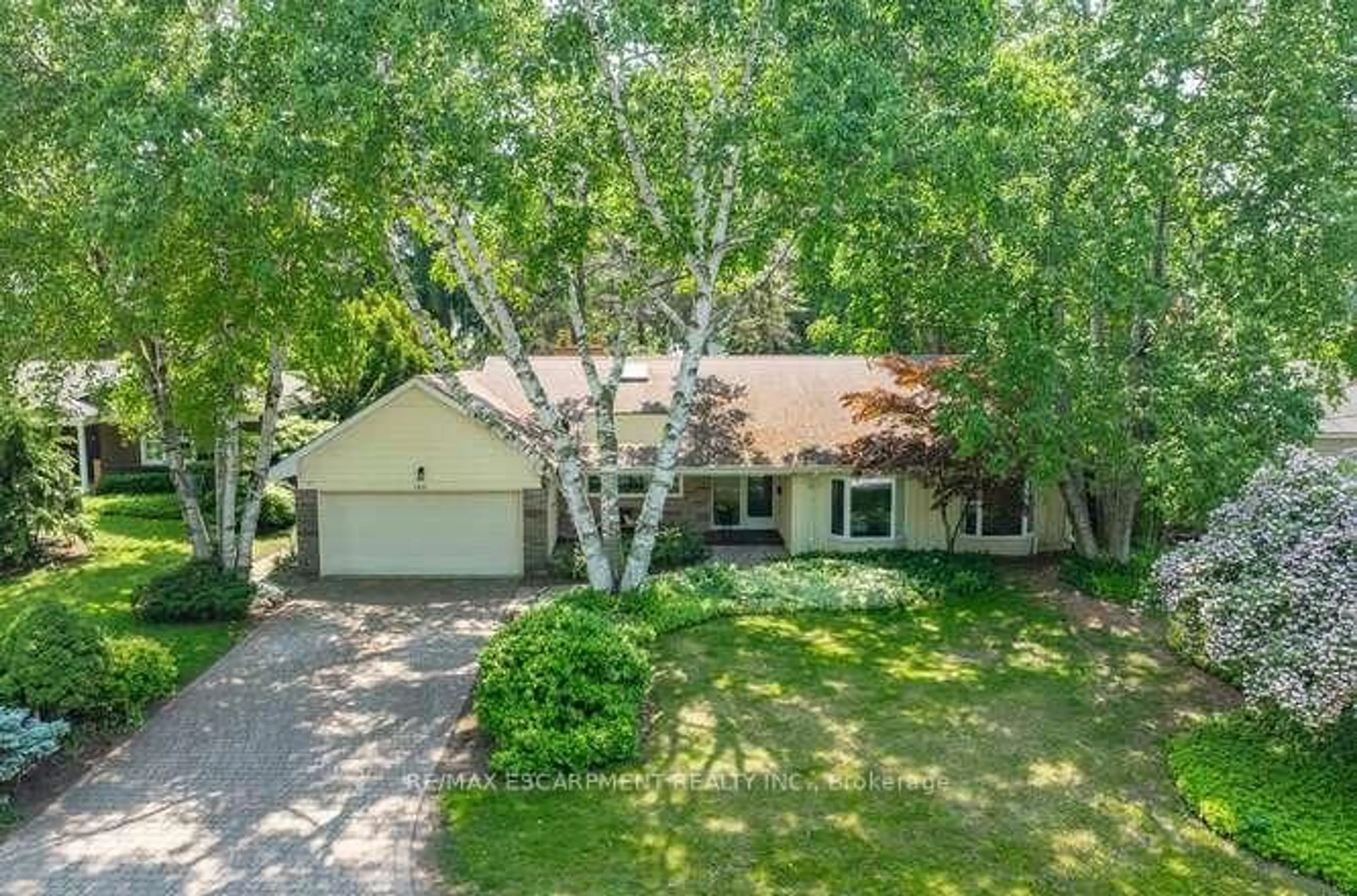 A pic from outside/outdoor area/front of a property/back of a property/a pic from drone, unknown for 146 Birett Dr, Burlington Ontario L7L 2T1