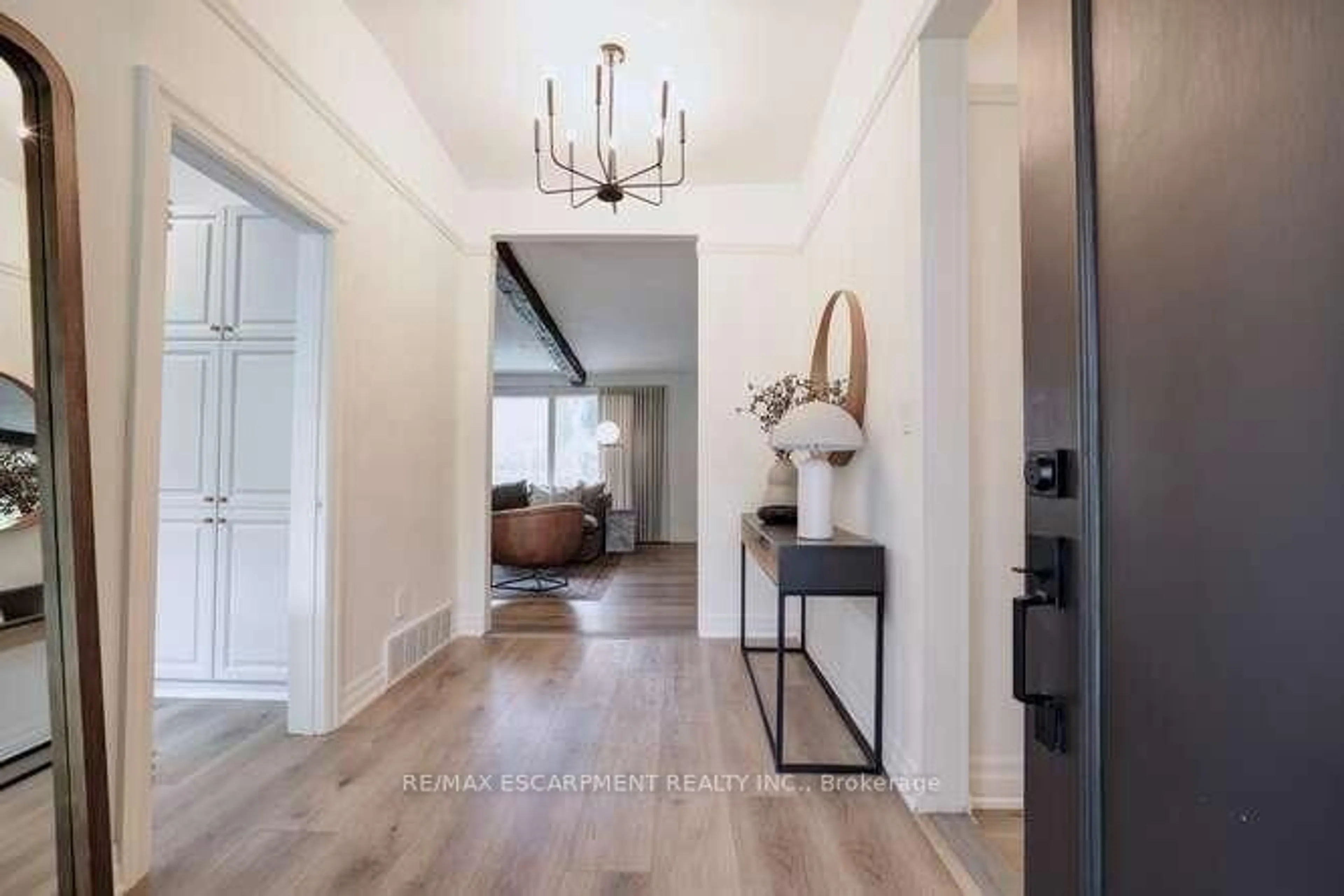 Indoor entryway for 146 Birett Dr, Burlington Ontario L7L 2T1