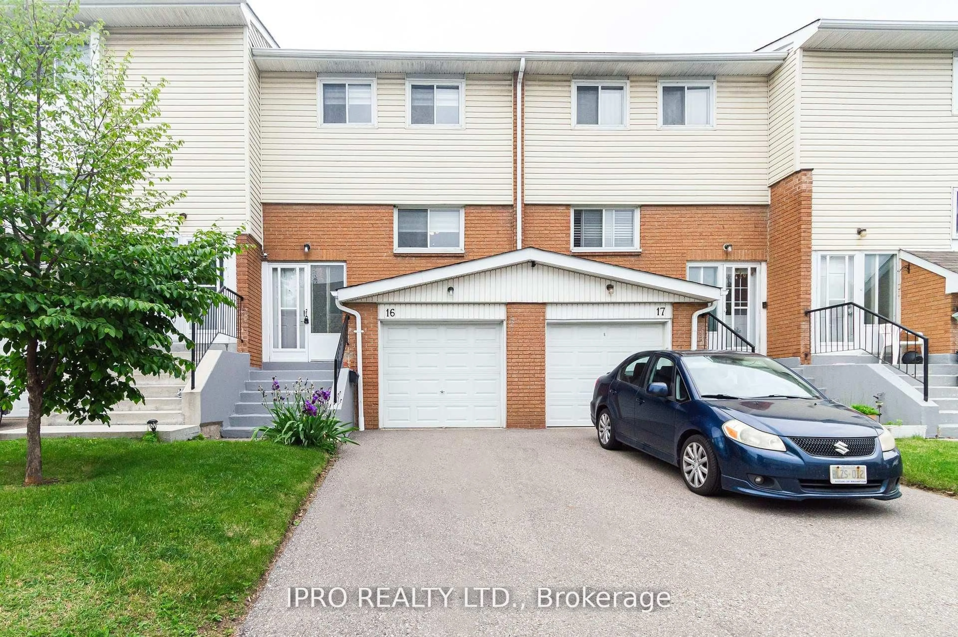 A pic from outside/outdoor area/front of a property/back of a property/a pic from drone, street for 16 Franklin Crt, Brampton Ontario L6T 3Z1