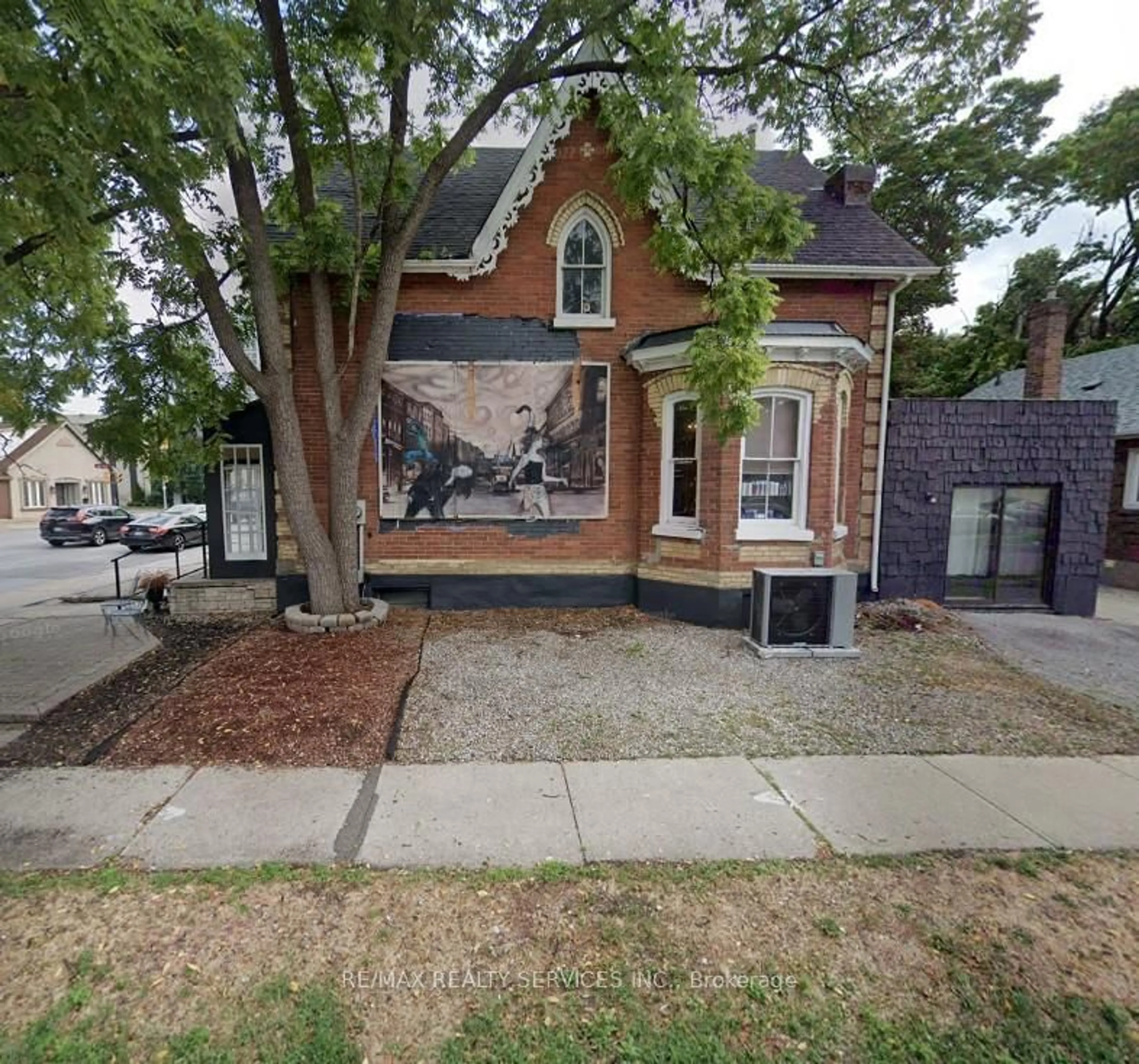 Home with brick exterior material, street for 127 Queen St, Brampton Ontario L6Y 1M3