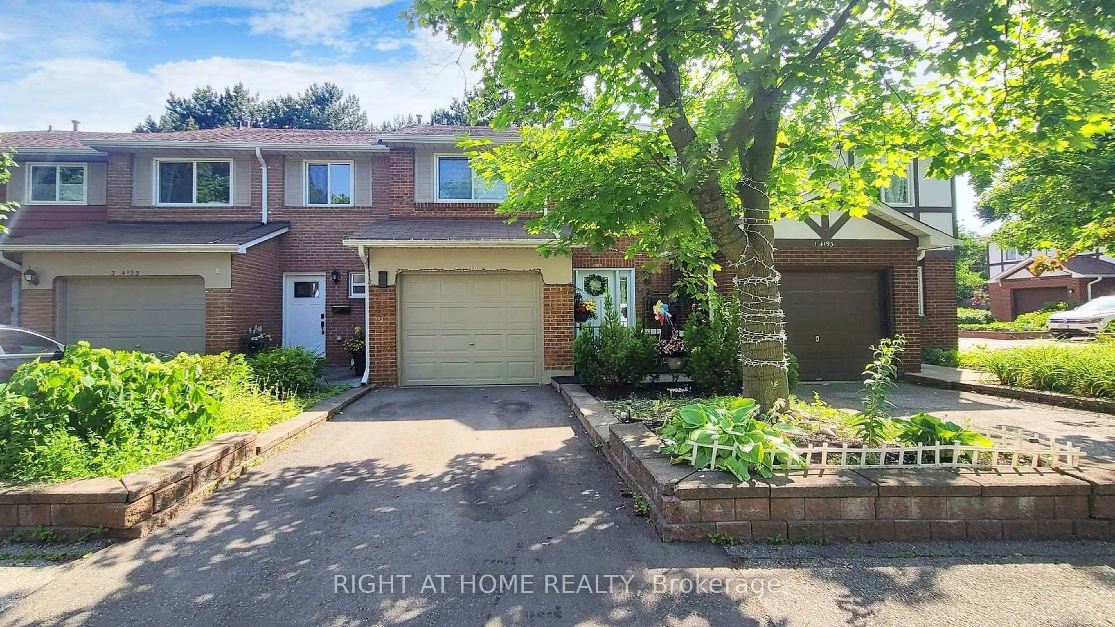 A pic from outside/outdoor area/front of a property/back of a property/a pic from drone, street for 4193 Longmoor Dr #2, Burlington Ontario L7L 5J9