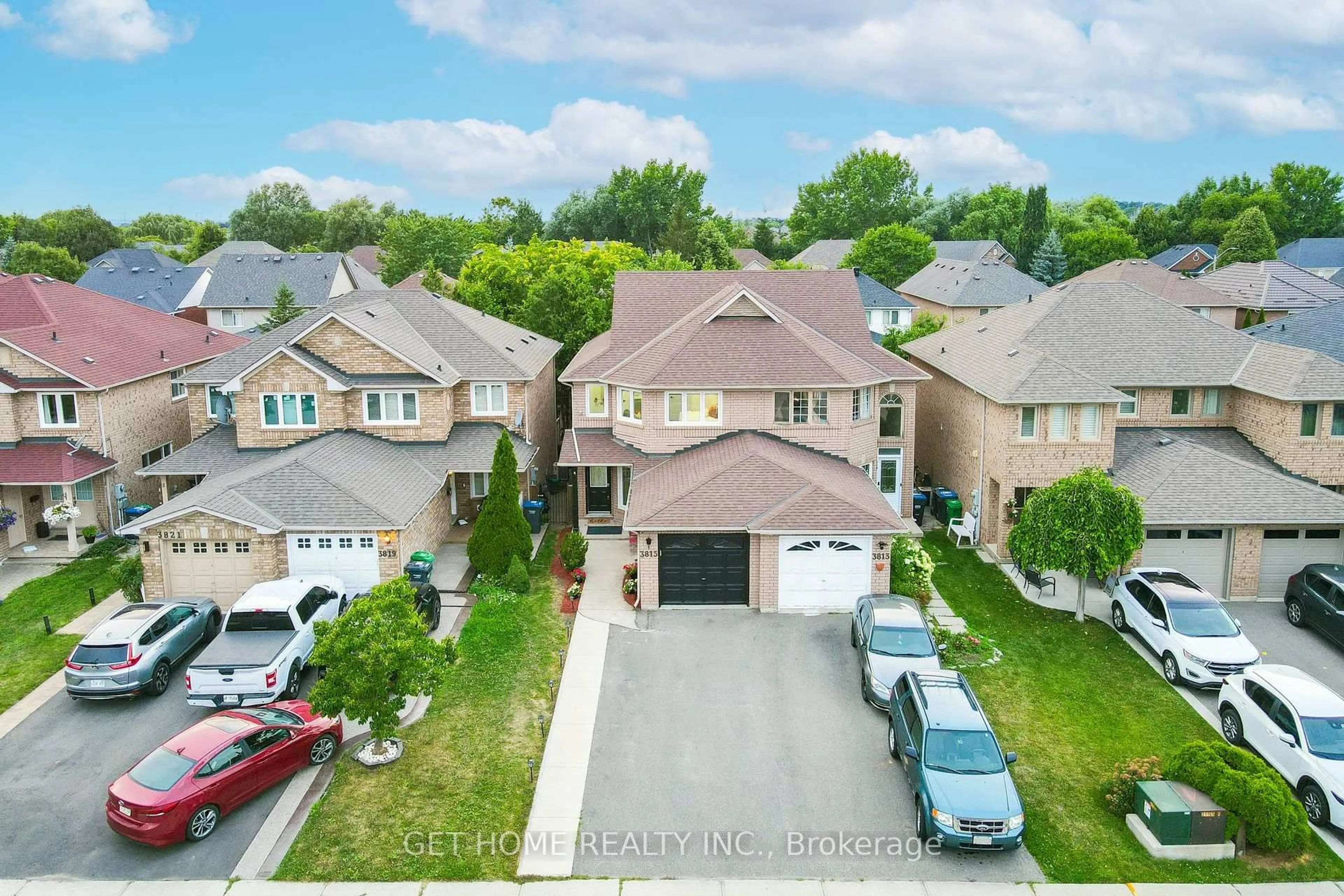 A pic from outside/outdoor area/front of a property/back of a property/a pic from drone, street for 3815 Spicewood Way, Mississauga Ontario L5N 7W7