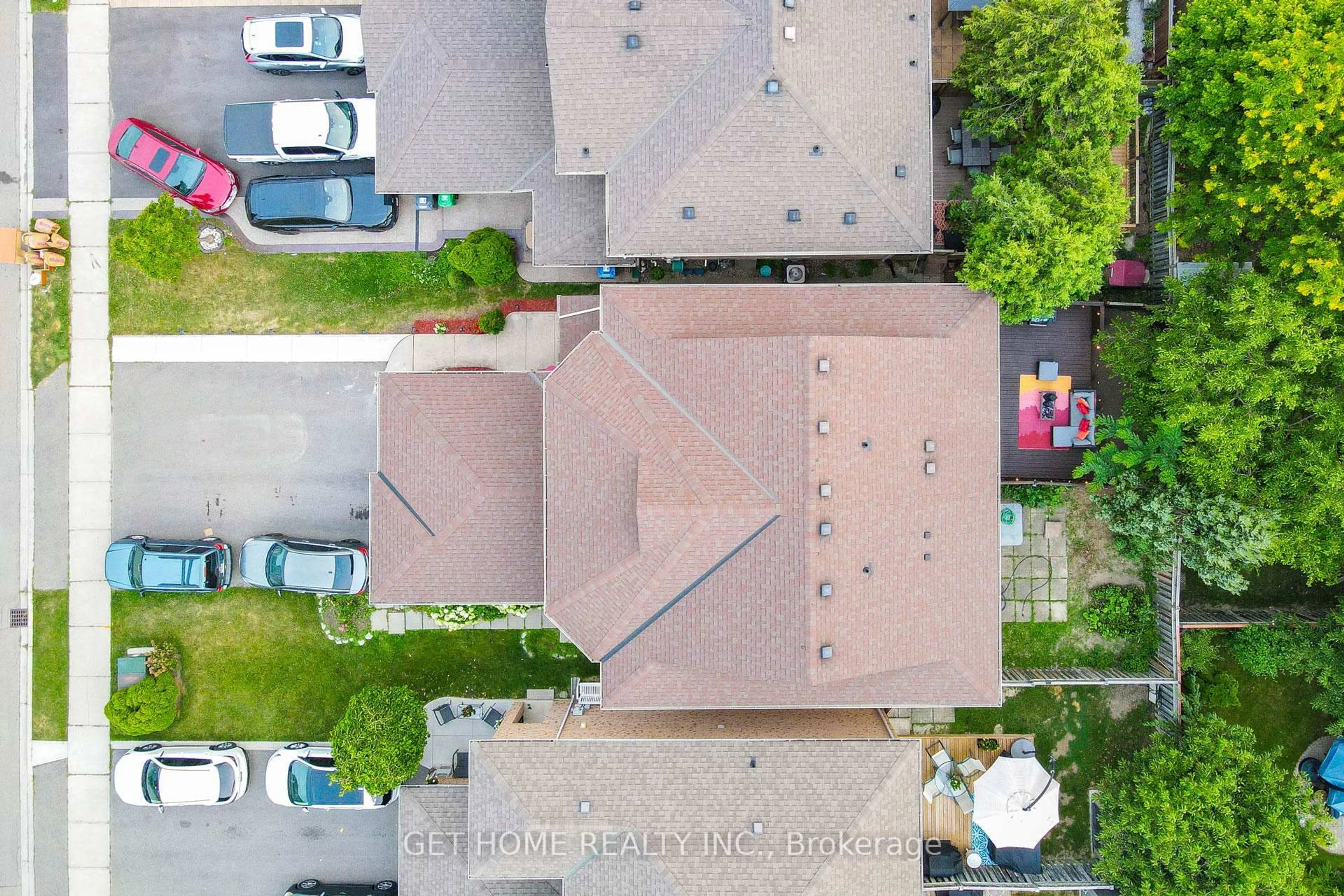 A pic from outside/outdoor area/front of a property/back of a property/a pic from drone, street for 3815 Spicewood Way, Mississauga Ontario L5N 7W7