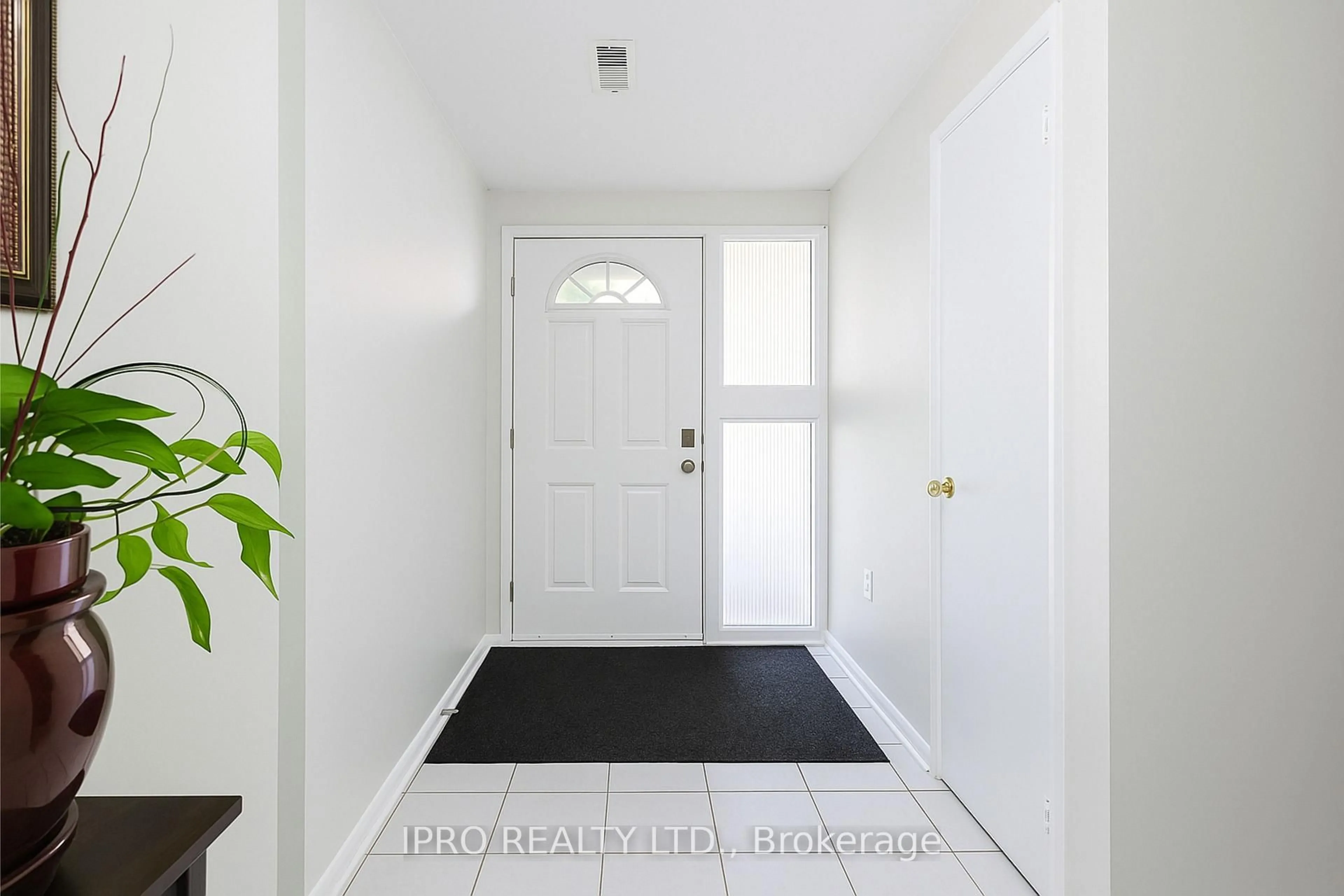 Indoor entryway for 1677 Albion Rd #53, Toronto Ontario M9V 1B7