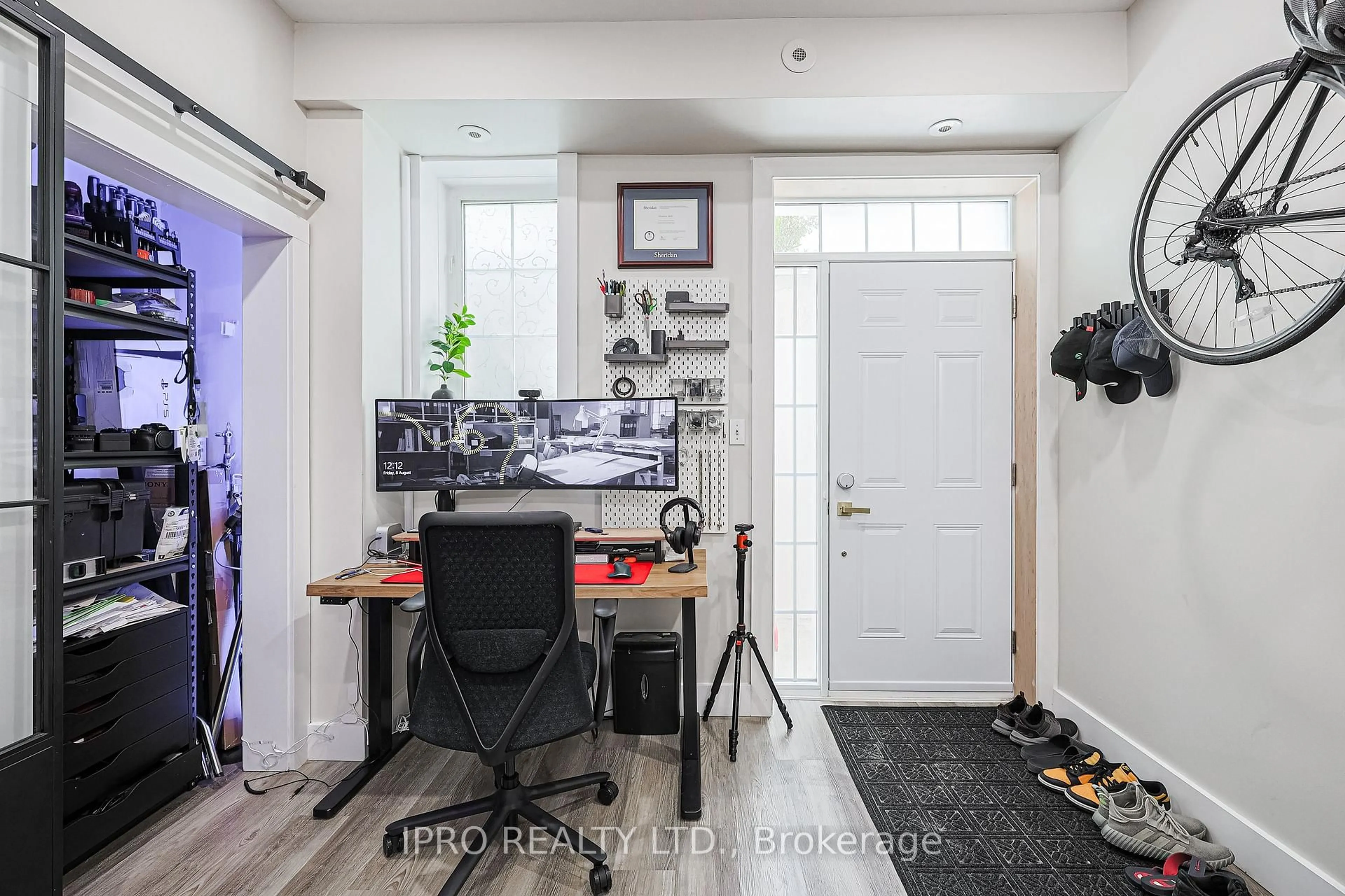 Indoor entryway for 3055 Elmcreek Rd, Mississauga Ontario L5B 4J9