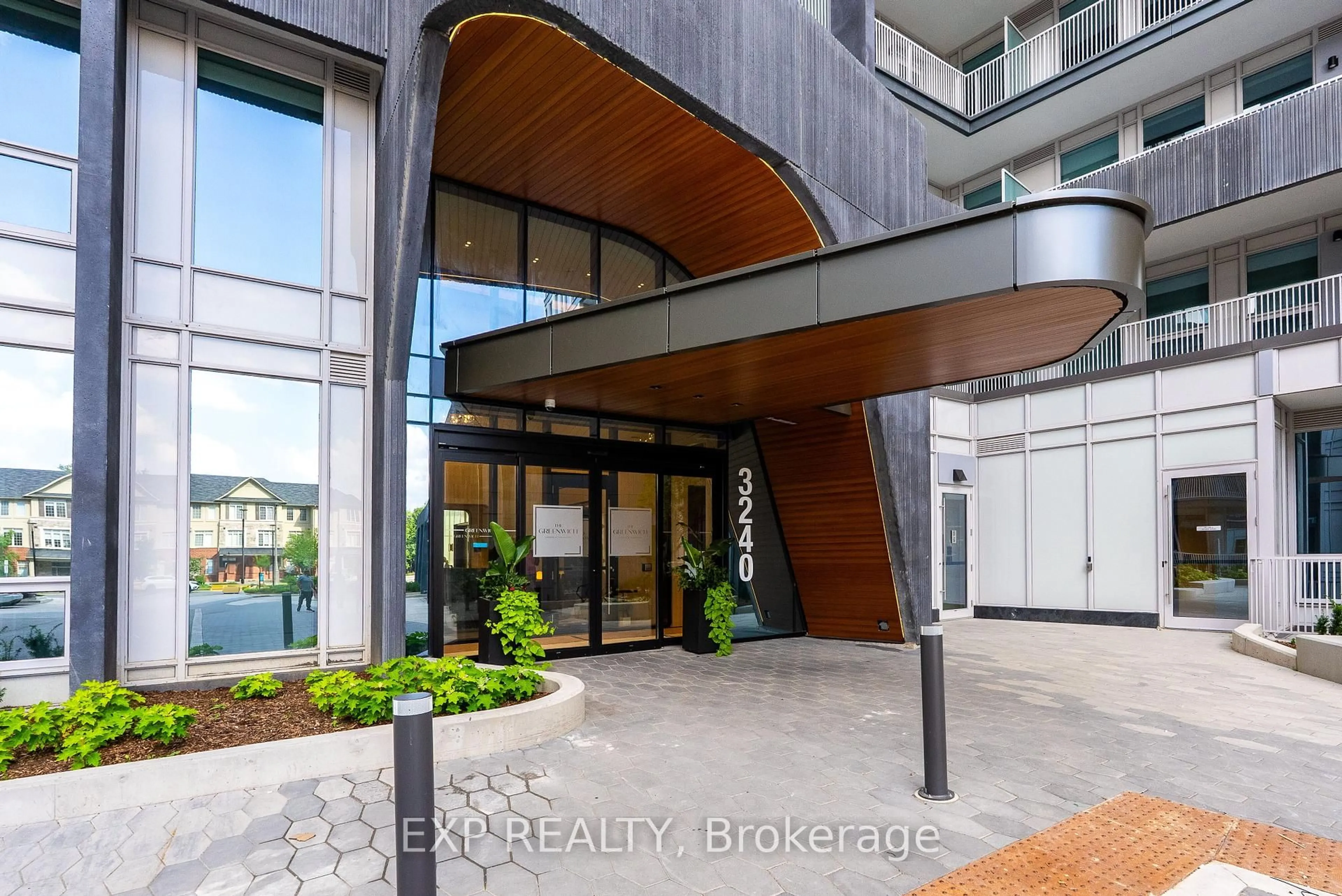 Indoor entryway for 3240 William Coltson Ave #612, Oakville Ontario L6H 7C2
