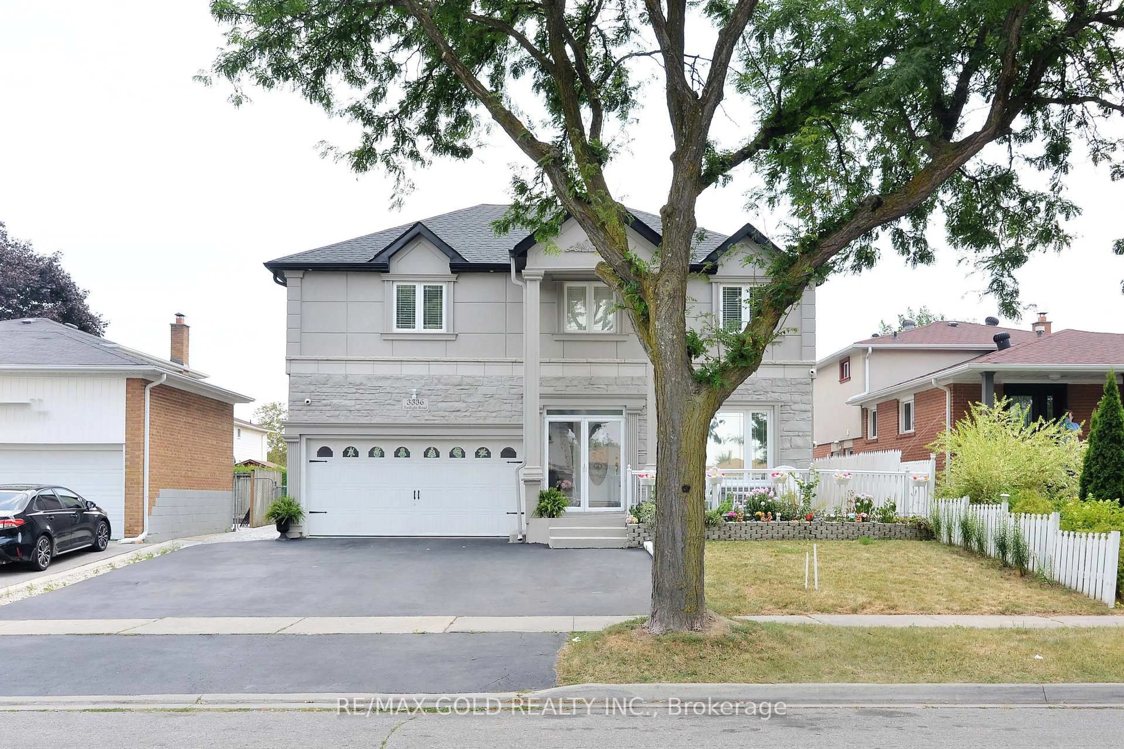 Home with vinyl exterior material, street for 3336 Twilight Rd, Mississauga Ontario L4T 1Z9
