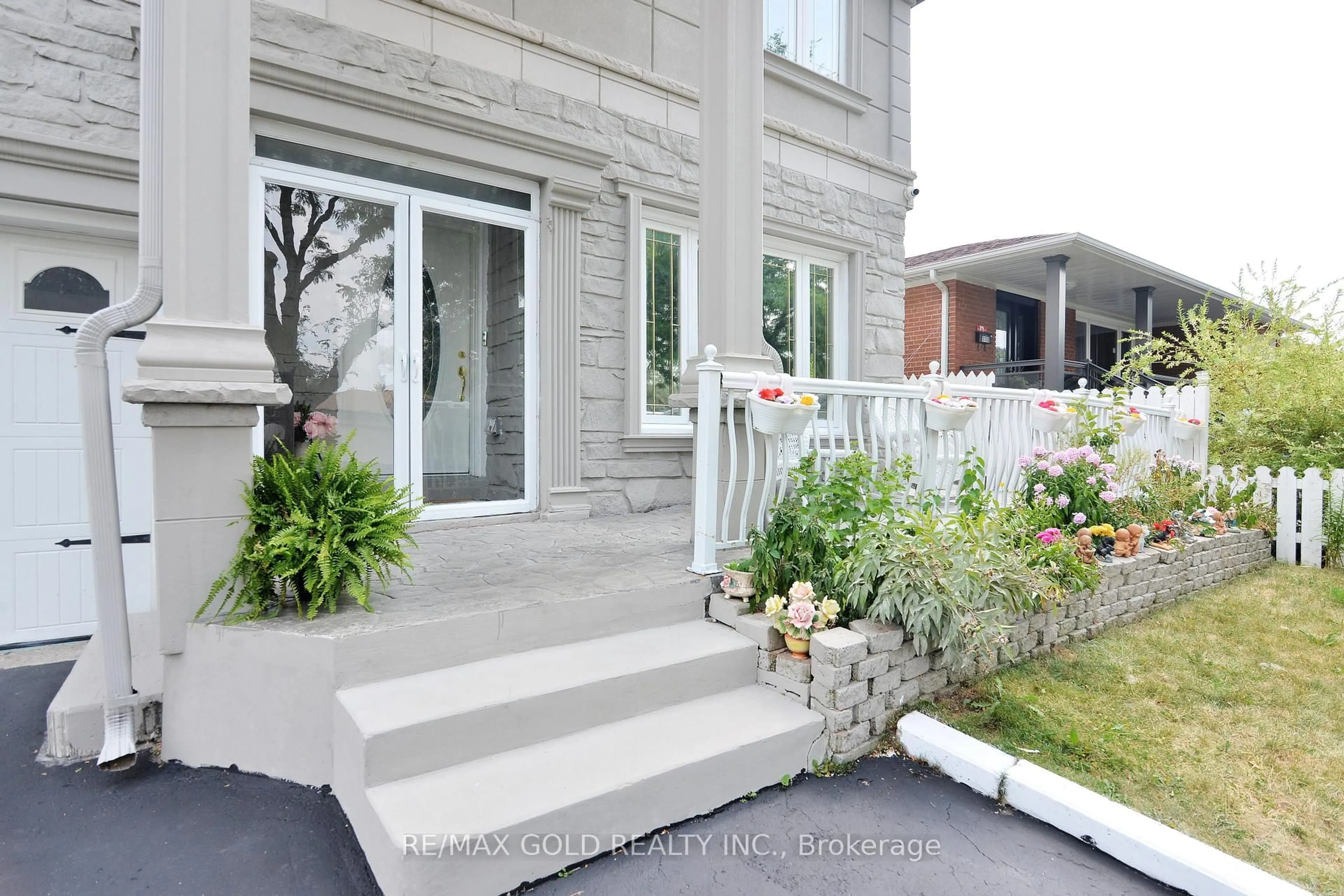Patio, street for 3336 Twilight Rd, Mississauga Ontario L4T 1Z9