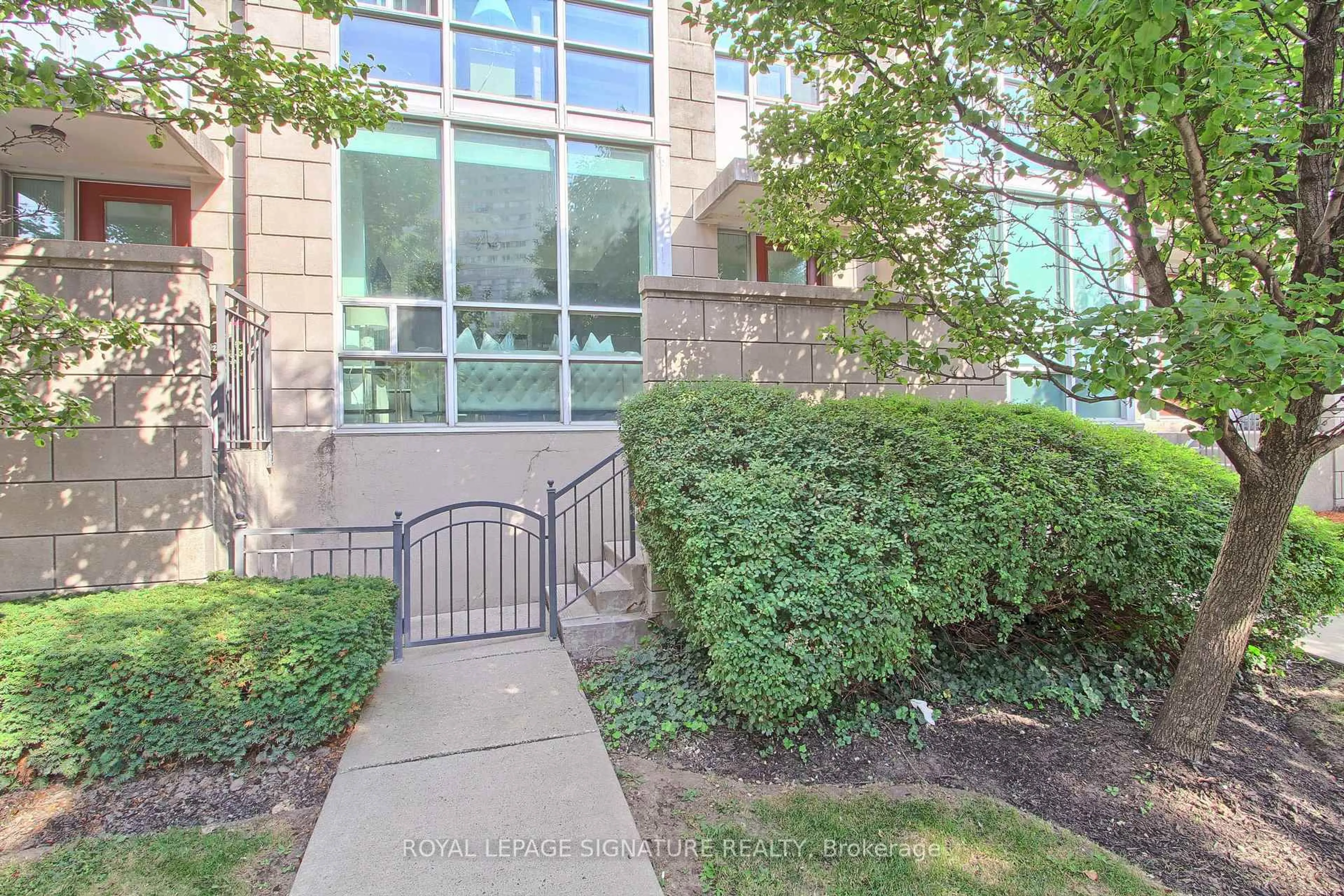 Indoor foyer for 90 Absolute Ave #104, Mississauga Ontario L4Z 0A1