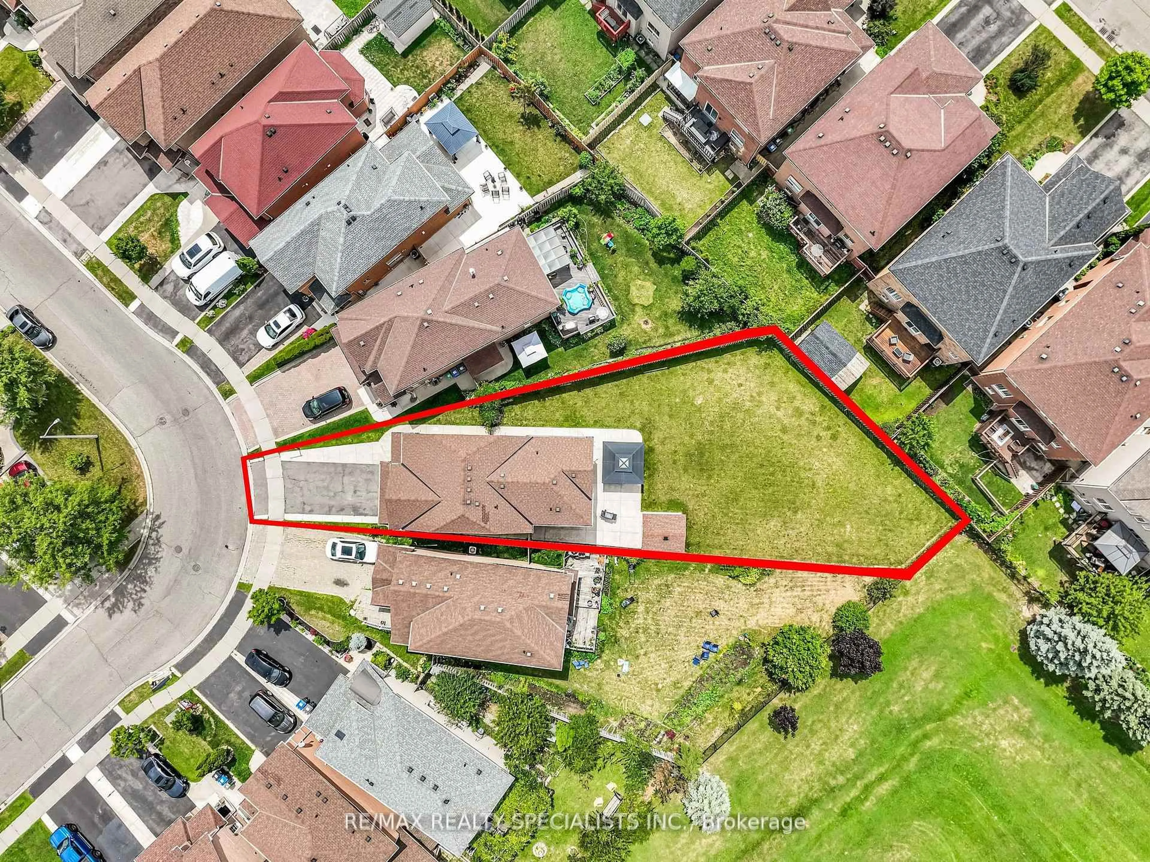 A pic from outside/outdoor area/front of a property/back of a property/a pic from drone, street for 28 Serenity Lane, Brampton Ontario L6R 2T1