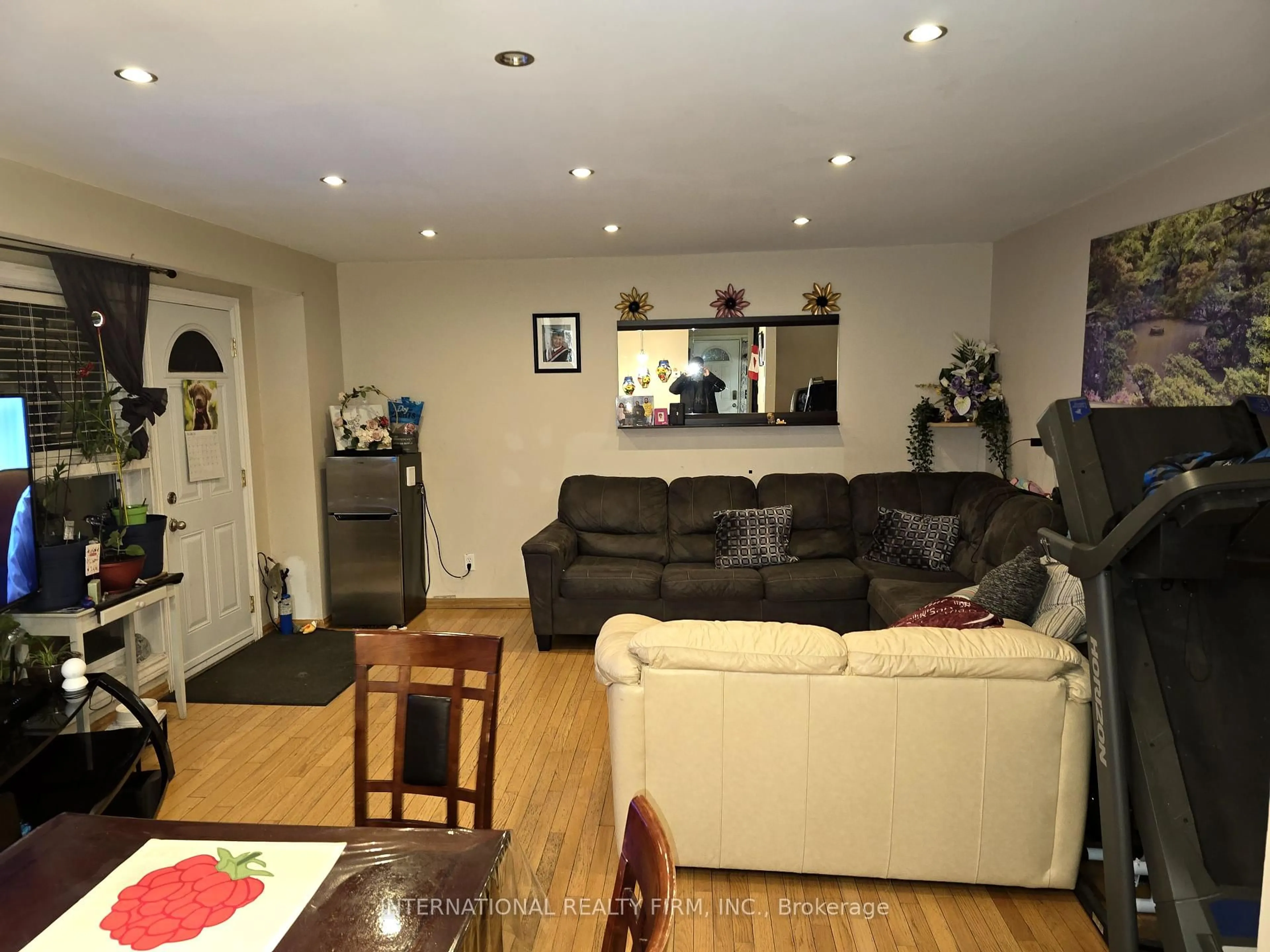Living room with furniture, wood/laminate floor for 3690 Keele St #26, Toronto Ontario M3J 1M3
