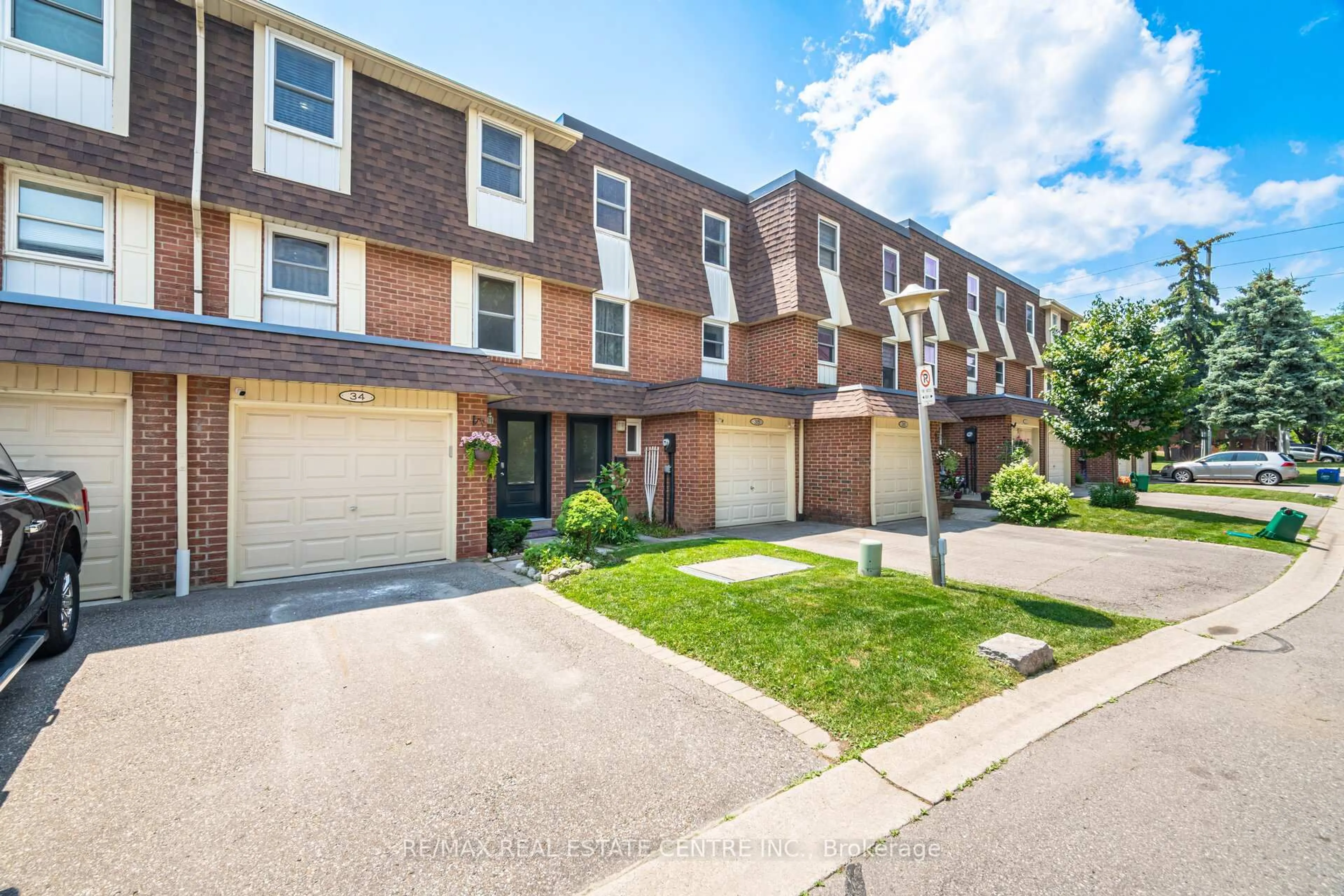A pic from outside/outdoor area/front of a property/back of a property/a pic from drone, street for 30 Heslop Rd #34, Milton Ontario L9T 1B3