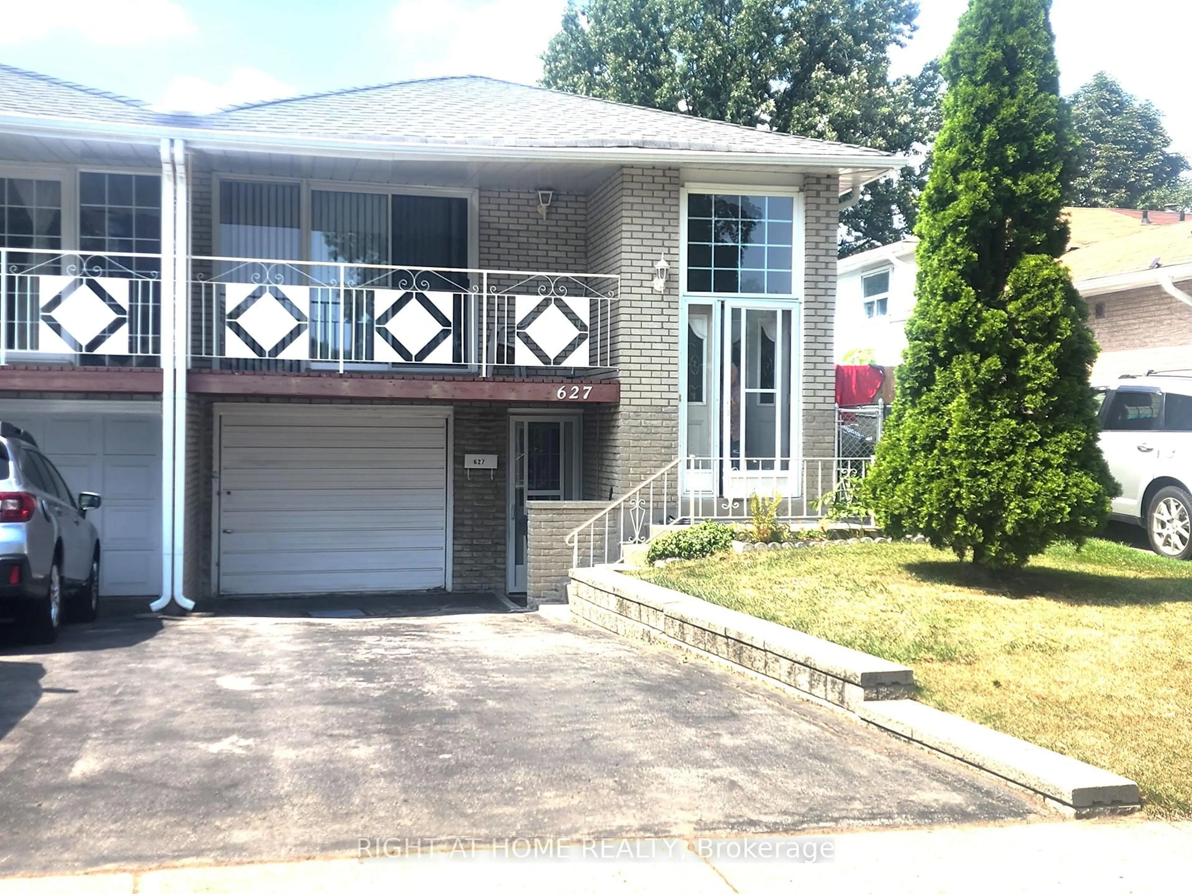 Home with vinyl exterior material, street for 627 Green Meadow Cres, Mississauga Ontario L5A 2V3