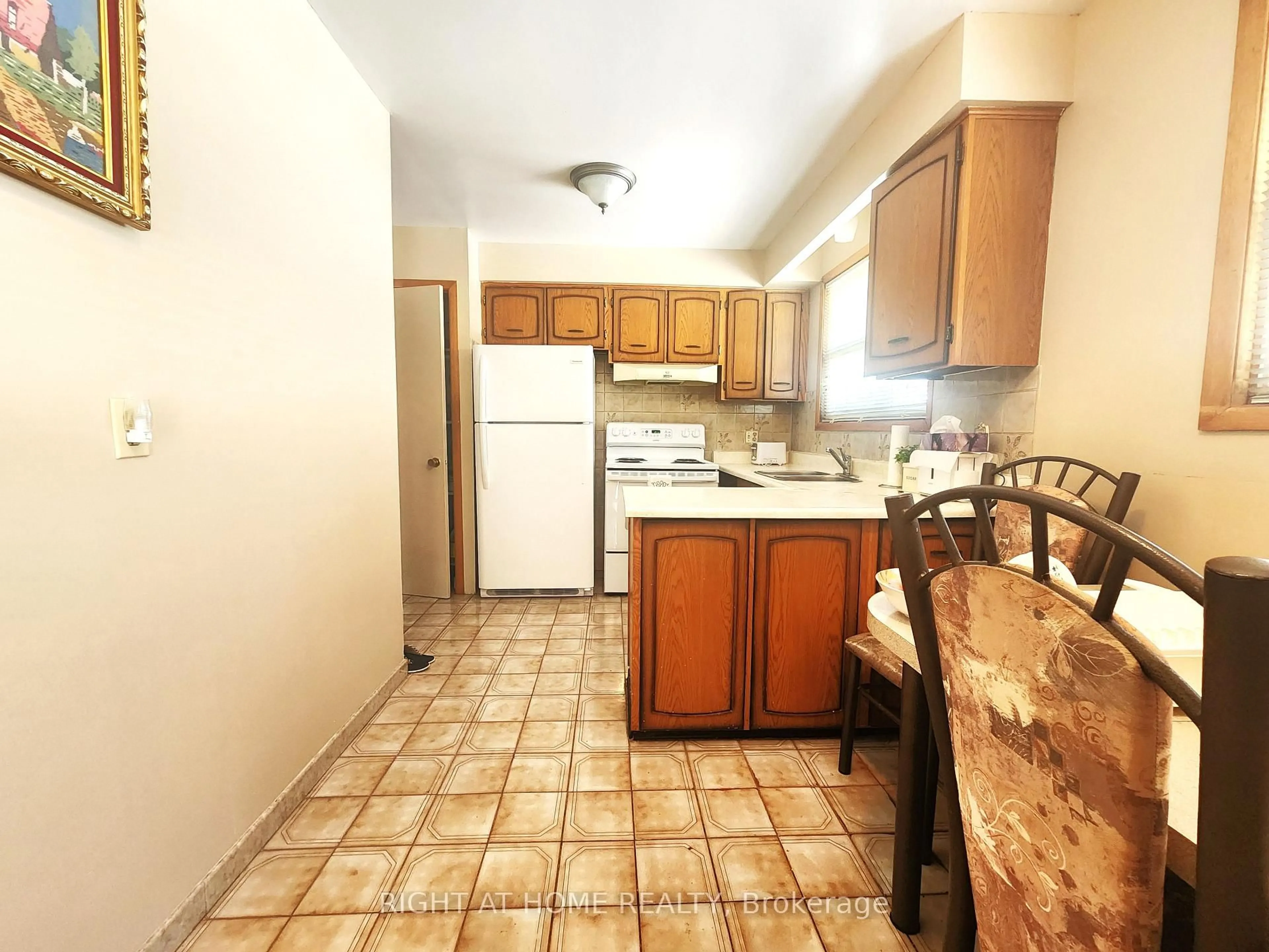 Standard kitchen, unknown for 627 Green Meadow Cres, Mississauga Ontario L5A 2V3