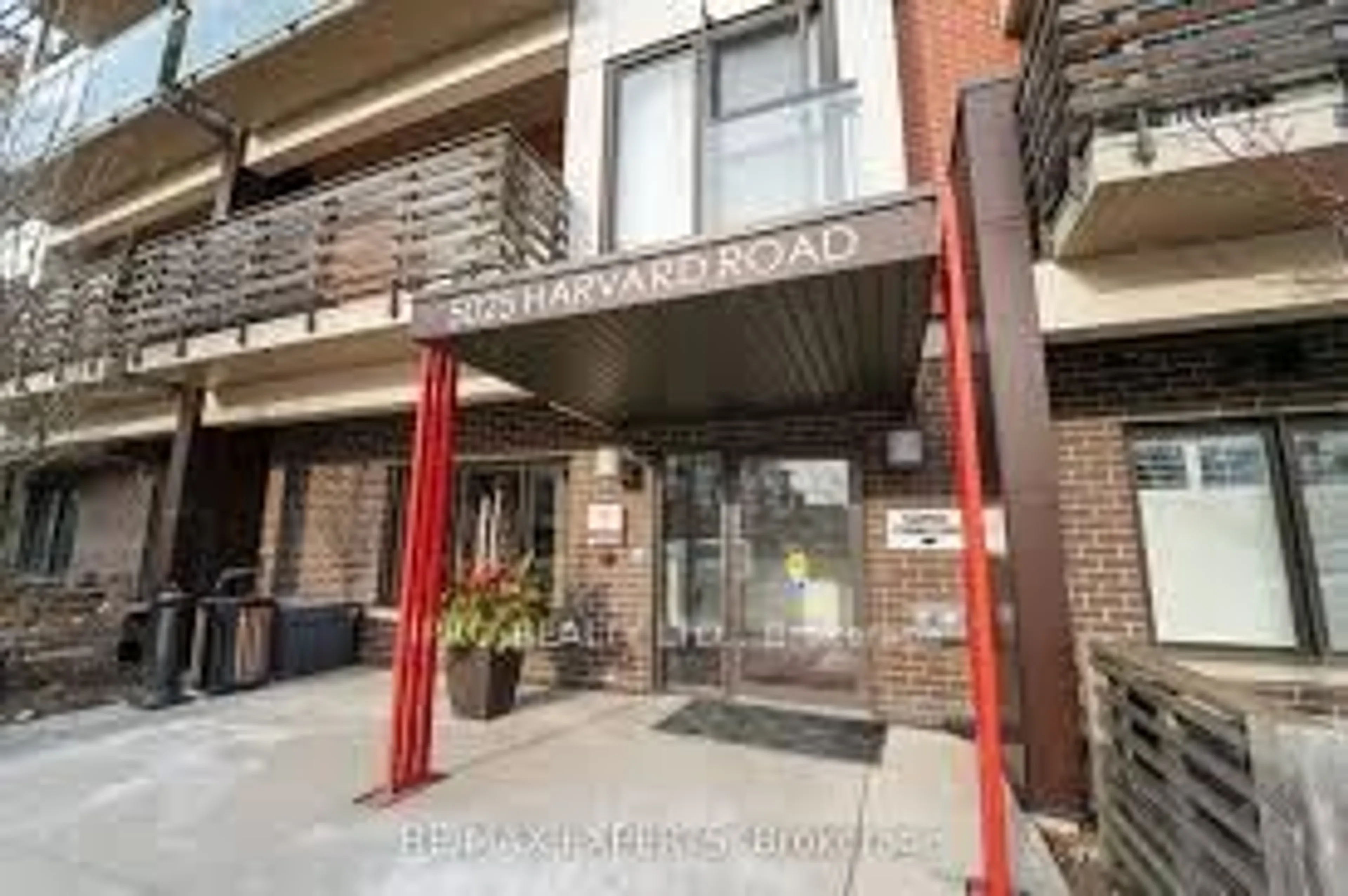 Indoor foyer for 5025 Harvard Rd #104, Mississauga Ontario L5M 0W6