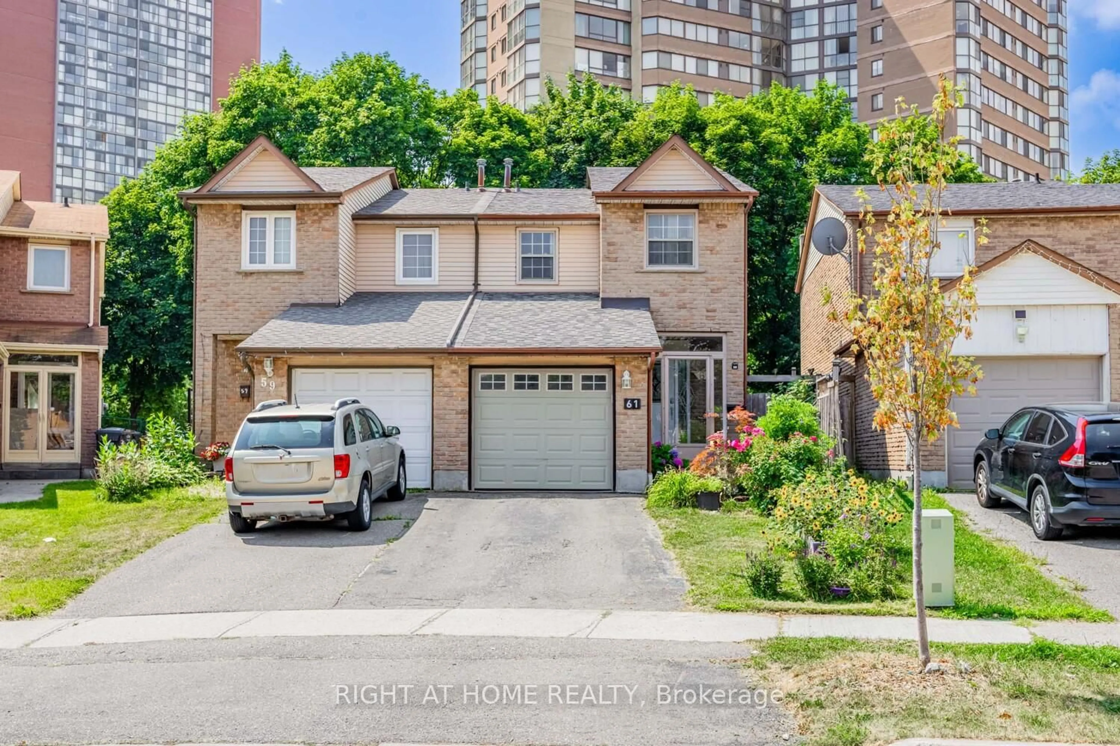 A pic from outside/outdoor area/front of a property/back of a property/a pic from drone, street for 61 Chalfield Lane, Mississauga Ontario L4Z 1K8