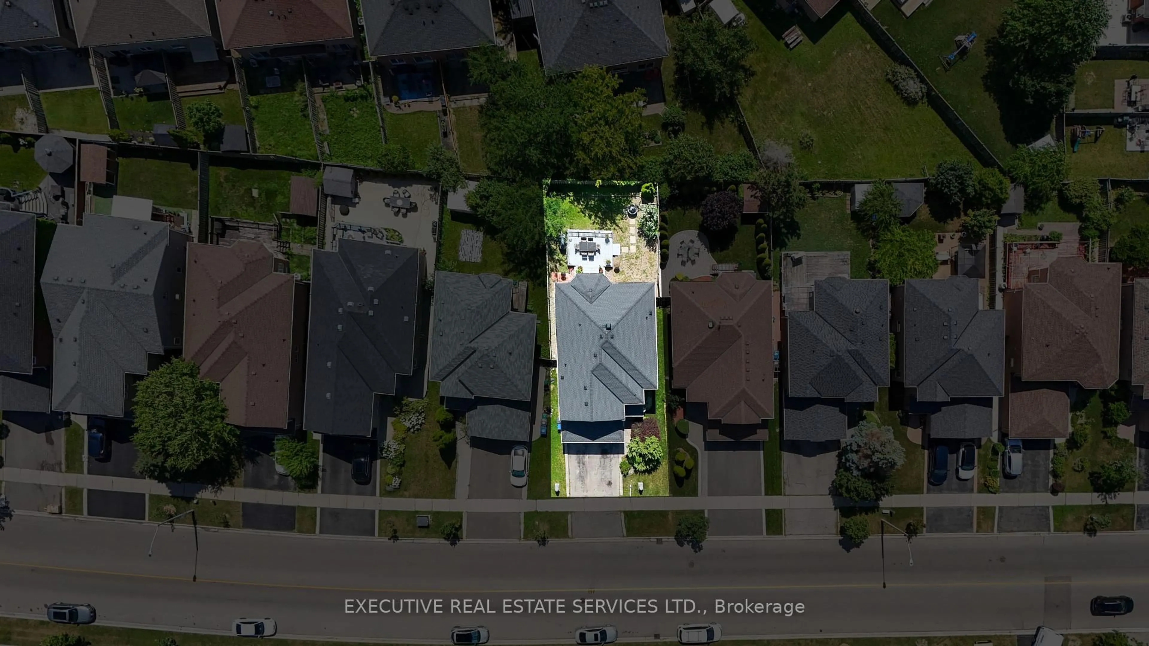 A pic from outside/outdoor area/front of a property/back of a property/a pic from drone, street for 7090 Terragar Blvd, Mississauga Ontario L5N 7N2