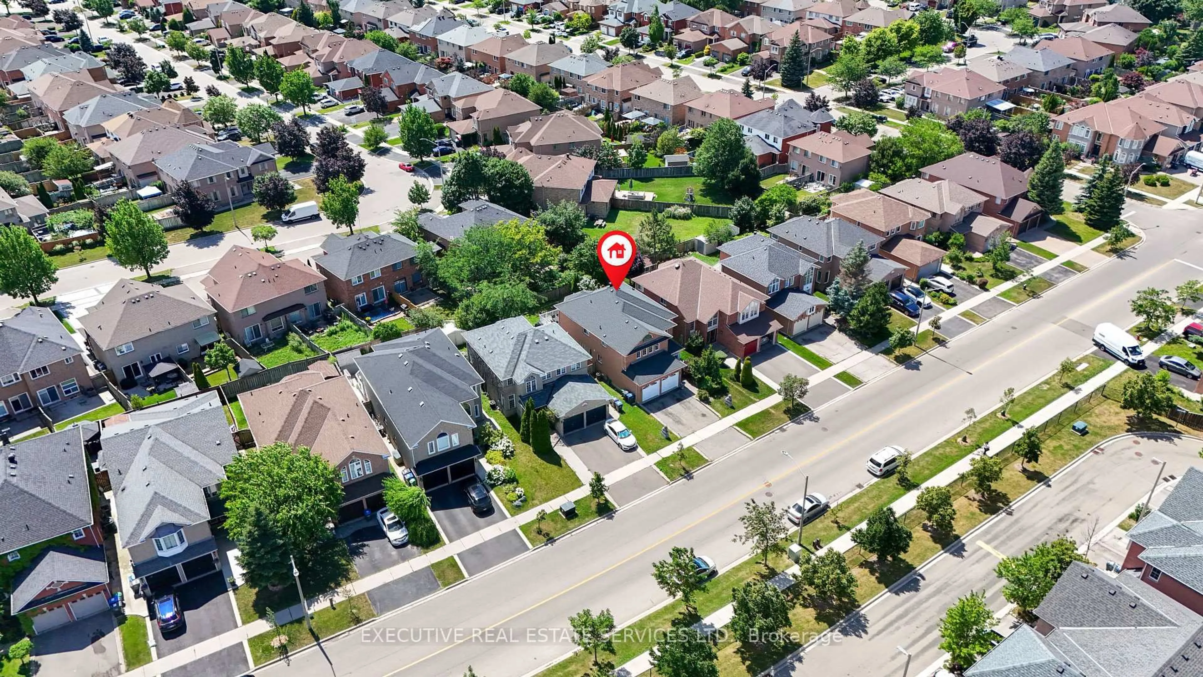 A pic from outside/outdoor area/front of a property/back of a property/a pic from drone, street for 7090 Terragar Blvd, Mississauga Ontario L5N 7N2