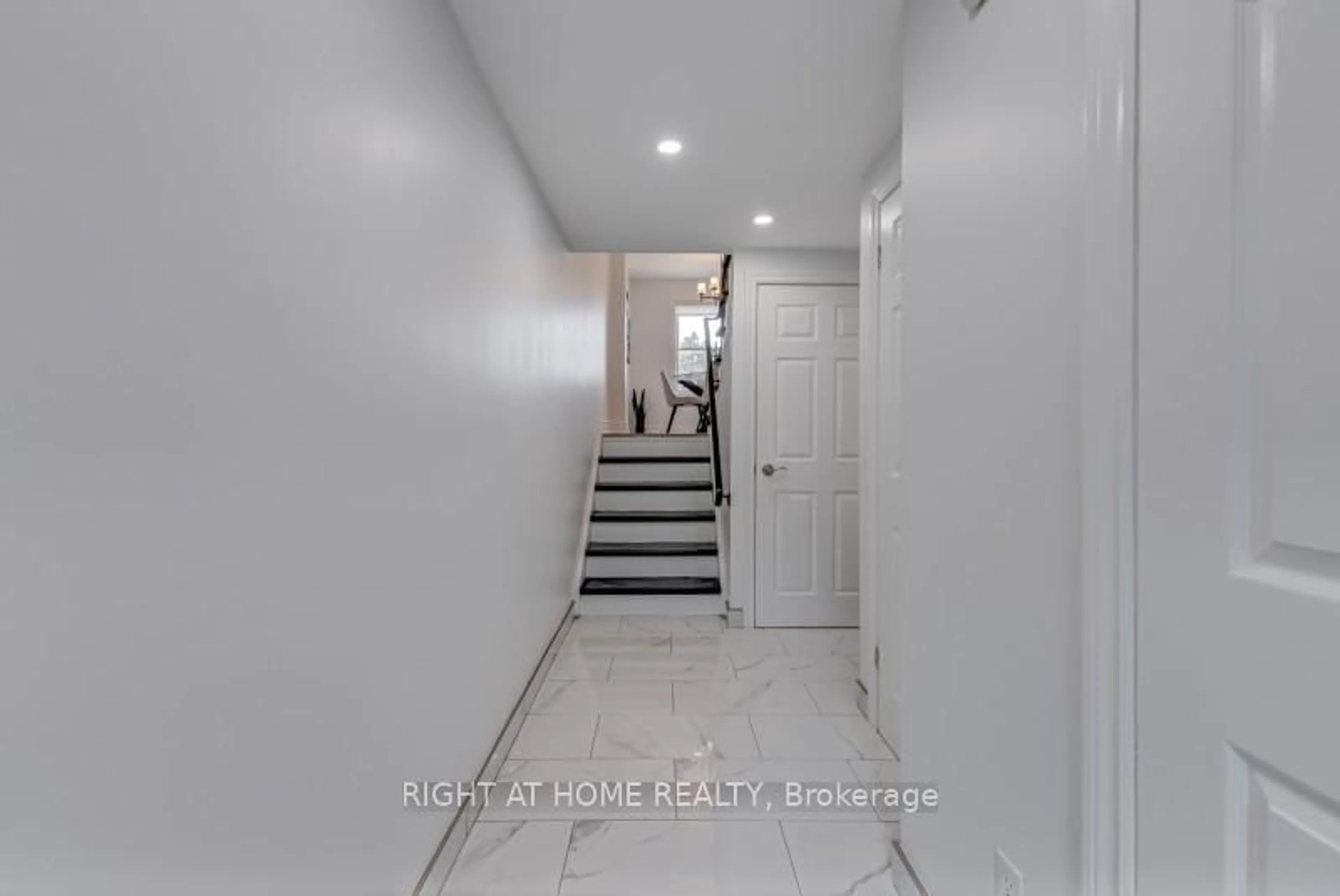 Indoor entryway for 30 Heslop Rd #39, Milton Ontario L9T 1B3