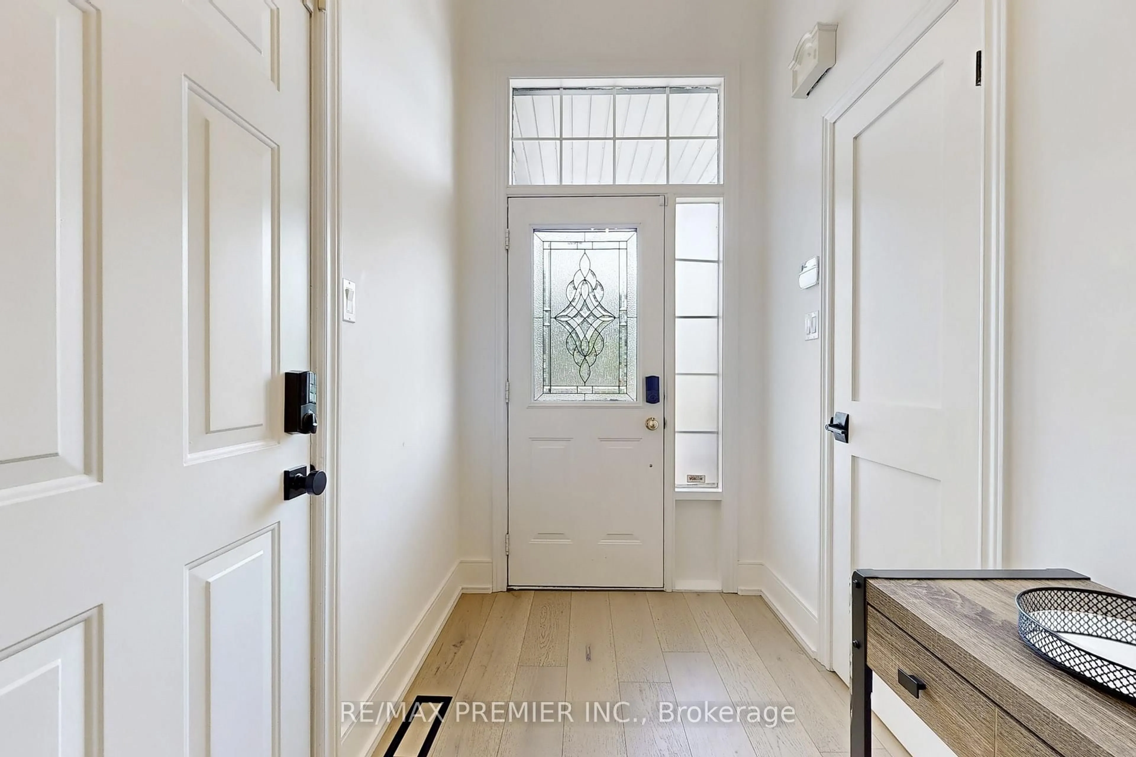 Indoor entryway for 15 Gray Park Dr, Caledon Ontario L7E 2N3