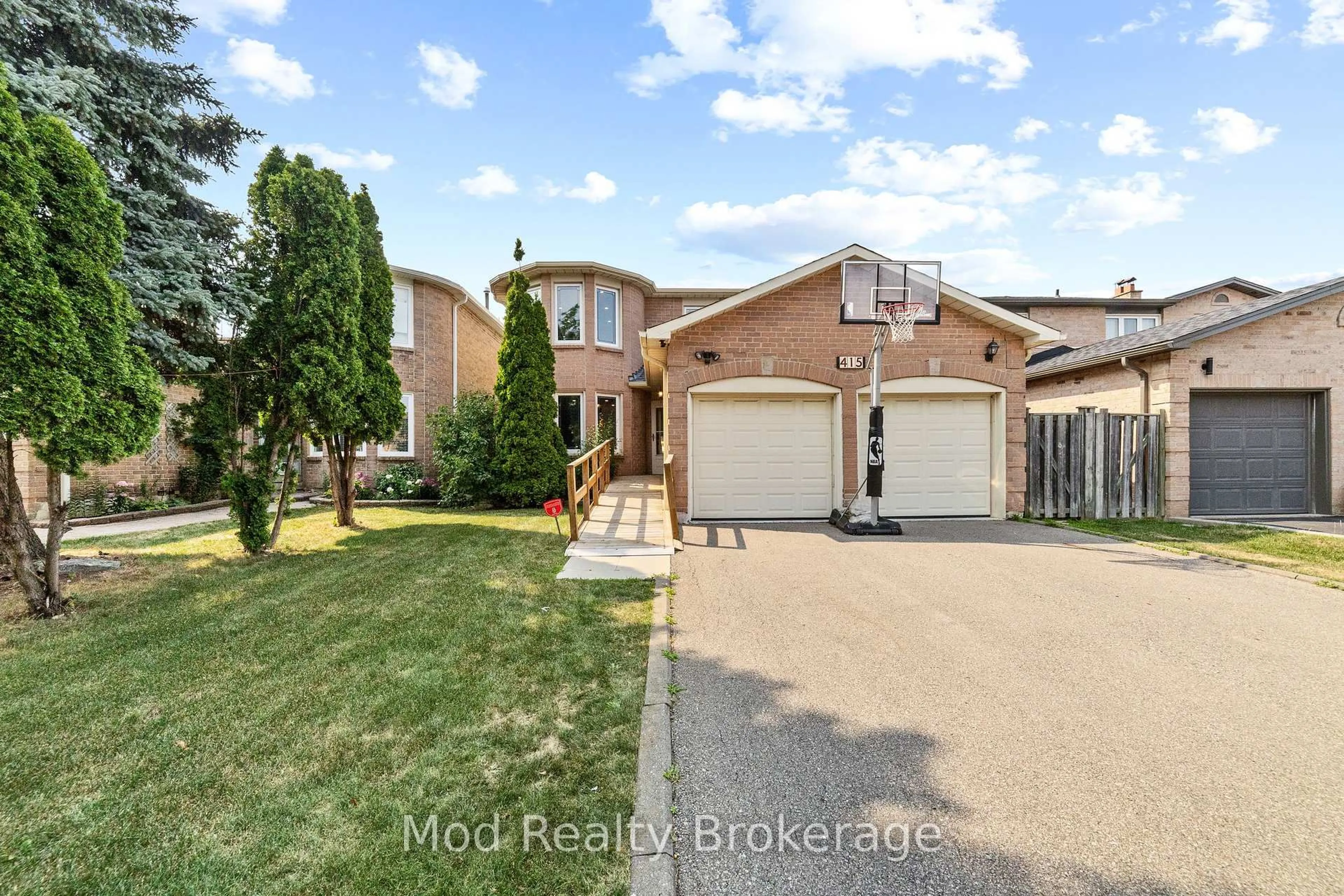 A pic from outside/outdoor area/front of a property/back of a property/a pic from drone, street for 415 Everton Dr, Mississauga Ontario L5R 1W2