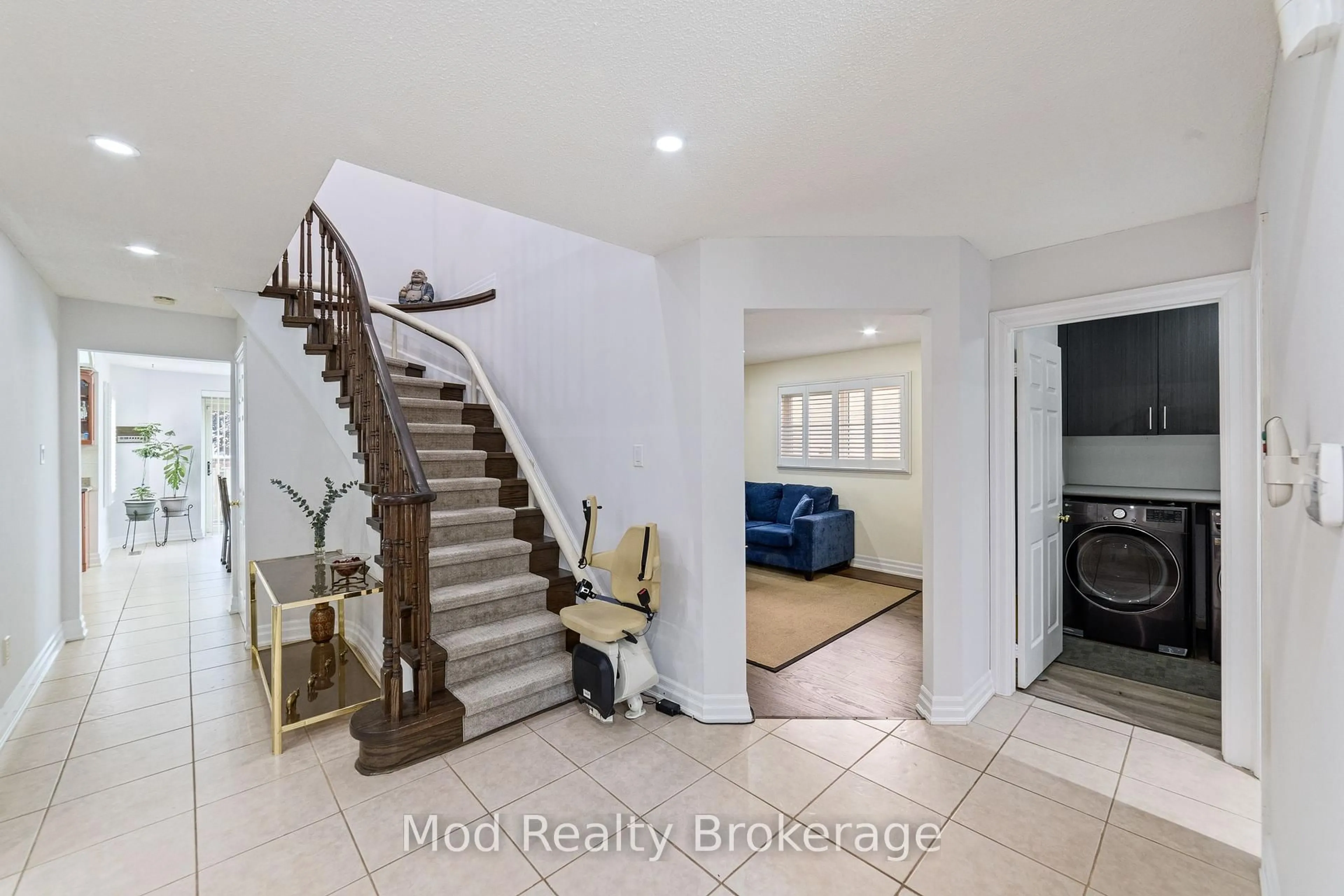 Indoor entryway for 415 Everton Dr, Mississauga Ontario L5R 1W2