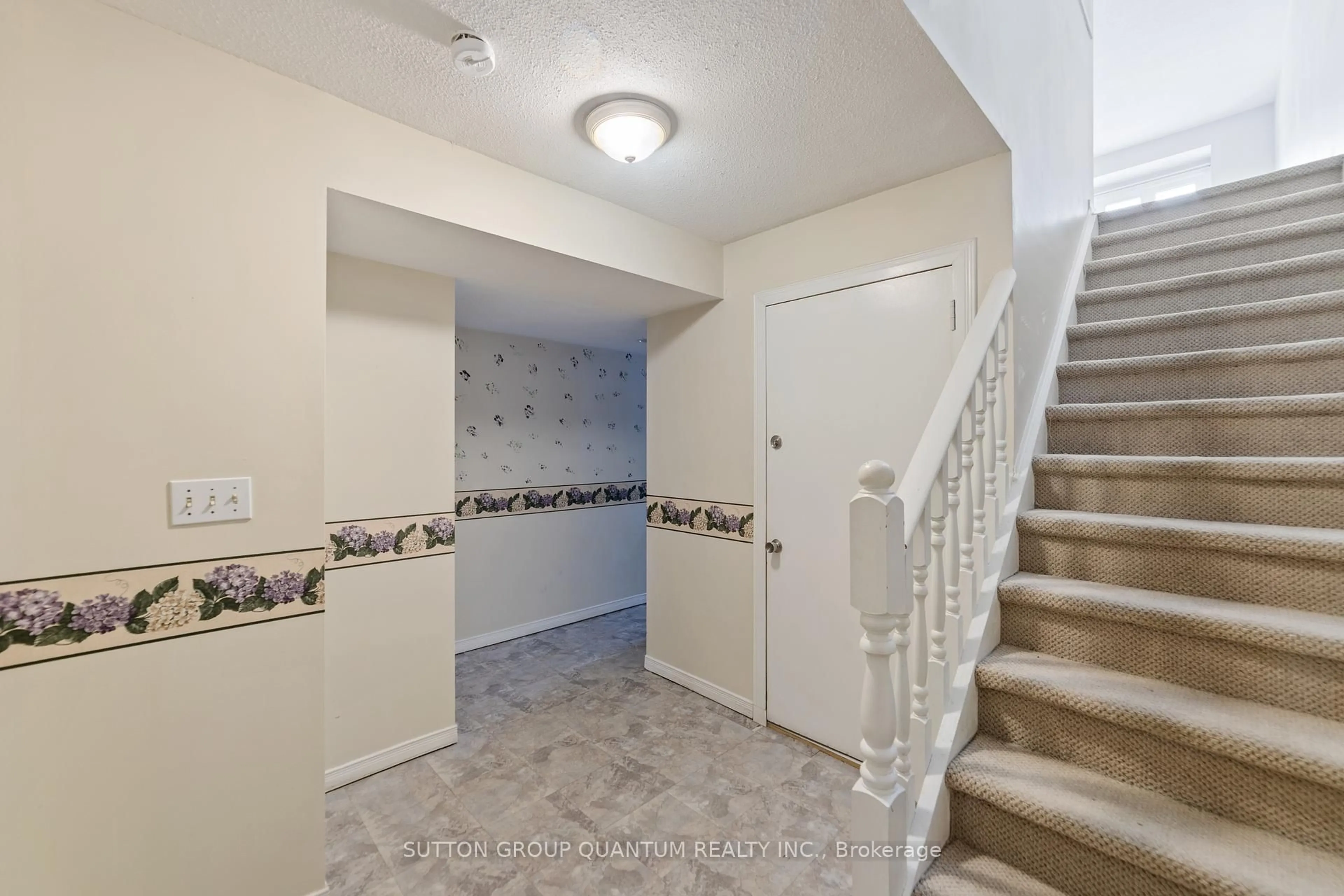 Indoor entryway for 895 Maple Ave #101, Burlington Ontario L7S 2H7
