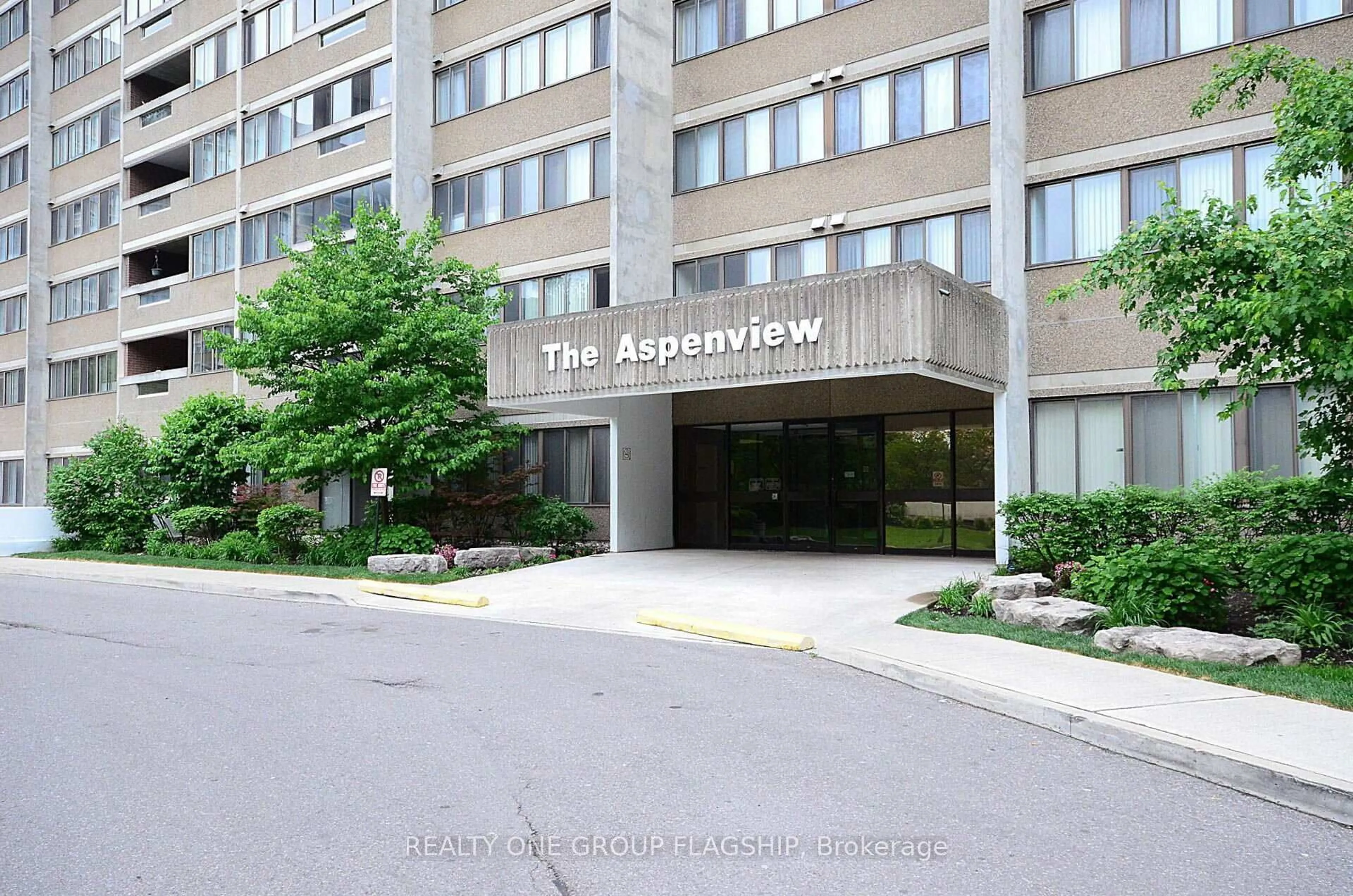 Indoor foyer for 50 Elm Dr #1209, Mississauga Ontario L5A 3X2